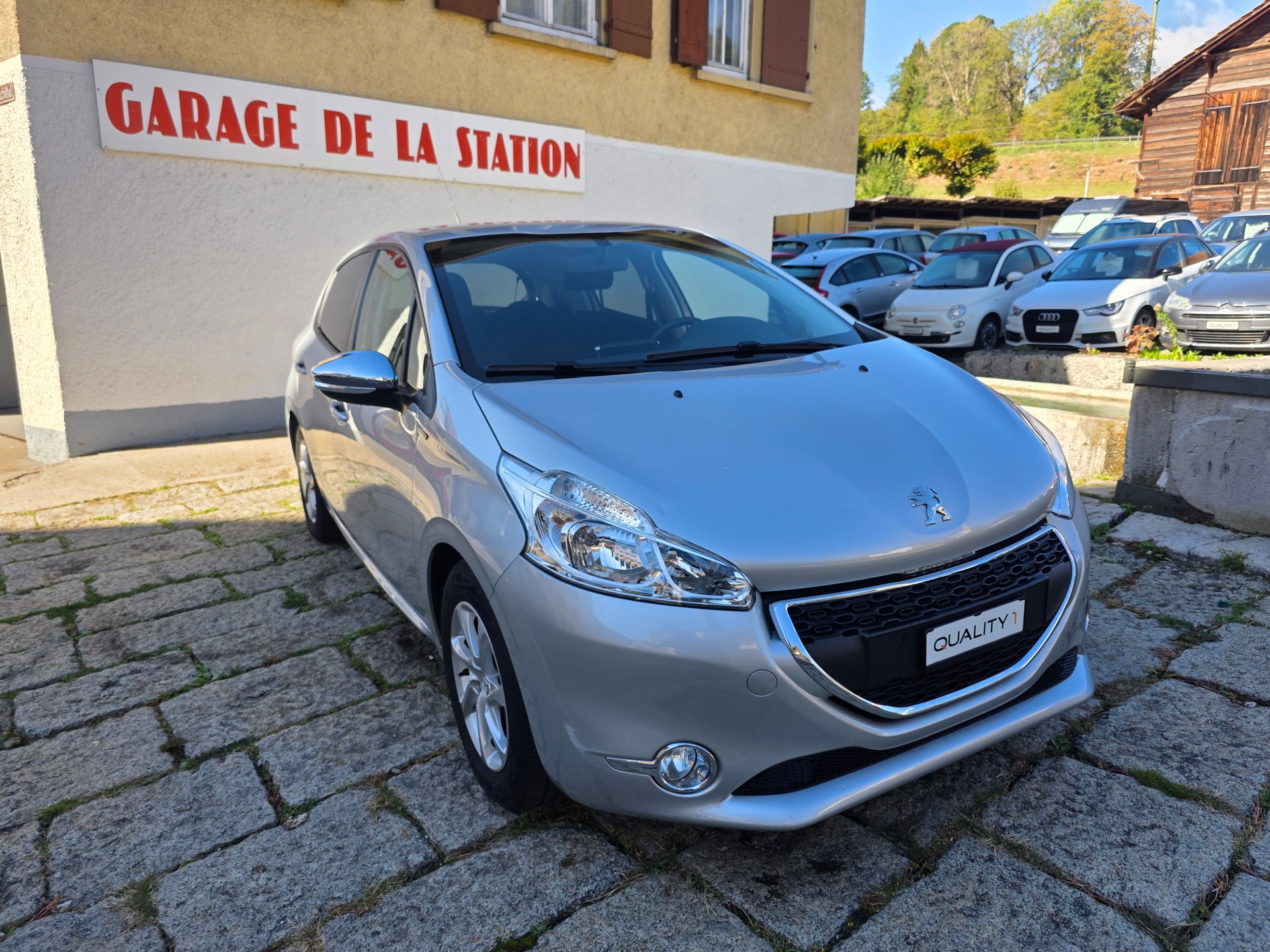 PEUGEOT 208 1.2 VTI Style-image-2