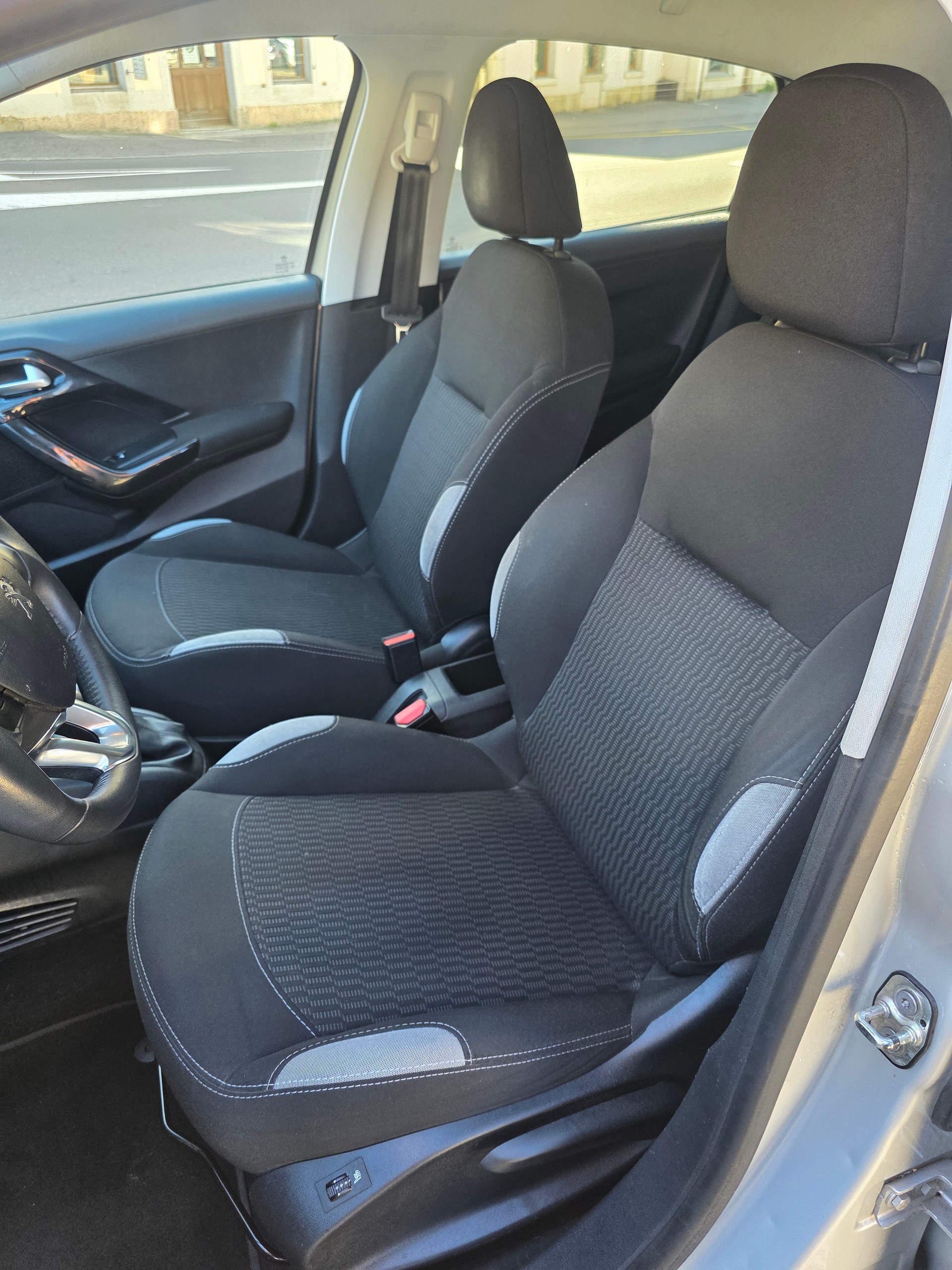 PEUGEOT 208 1.2 VTI Style-image-8