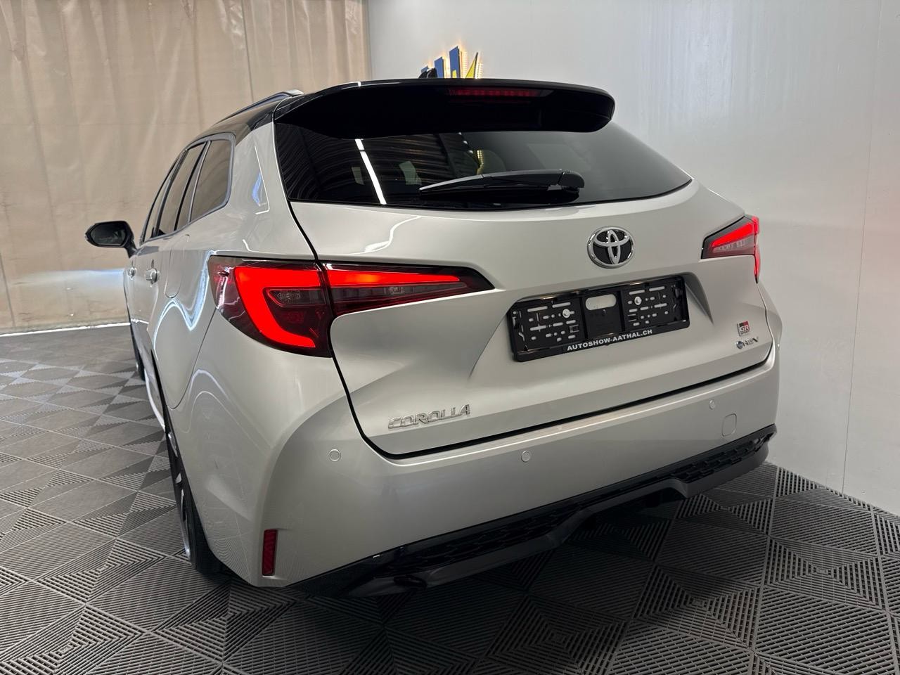 TOYOTA Corolla Touring Sports 2.0 HSD GR Sport e-CVT-image-12