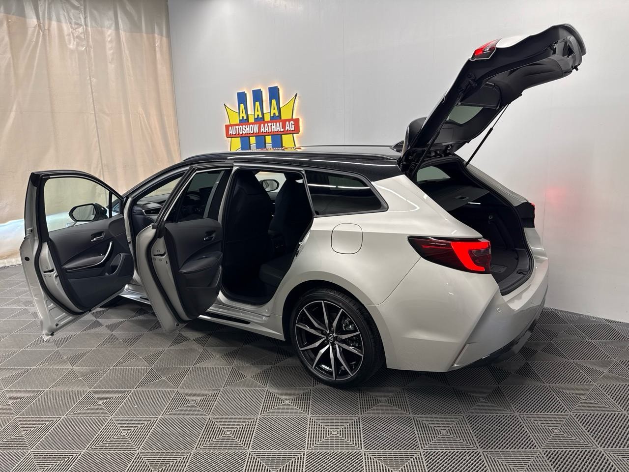 TOYOTA Corolla Touring Sports 2.0 HSD GR Sport e-CVT-image-11