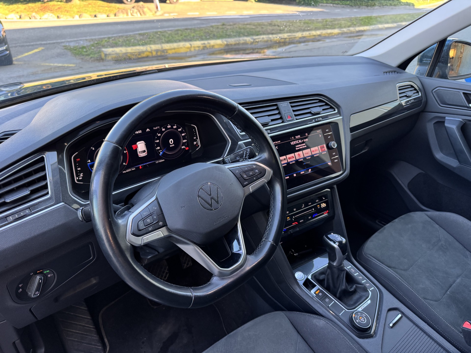 VW Tiguan 2.0 TDI SCR Elegance 4Motion DSG-image-8