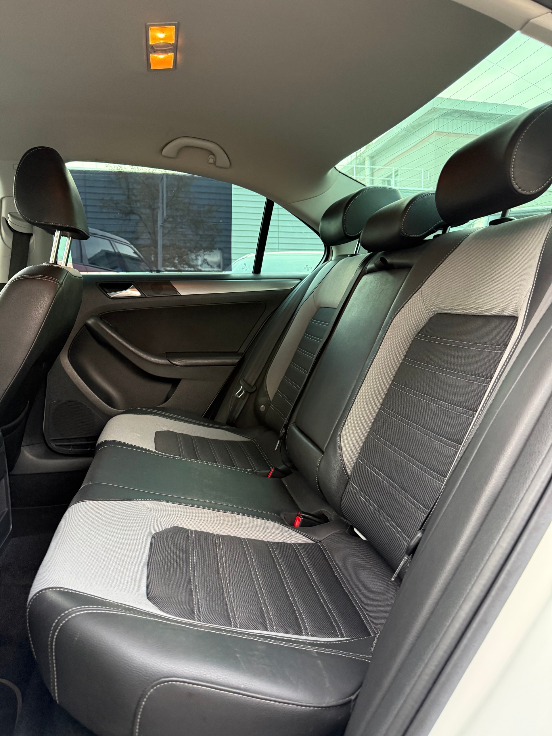 VW Jetta 2.0 TSI Highline-image-5