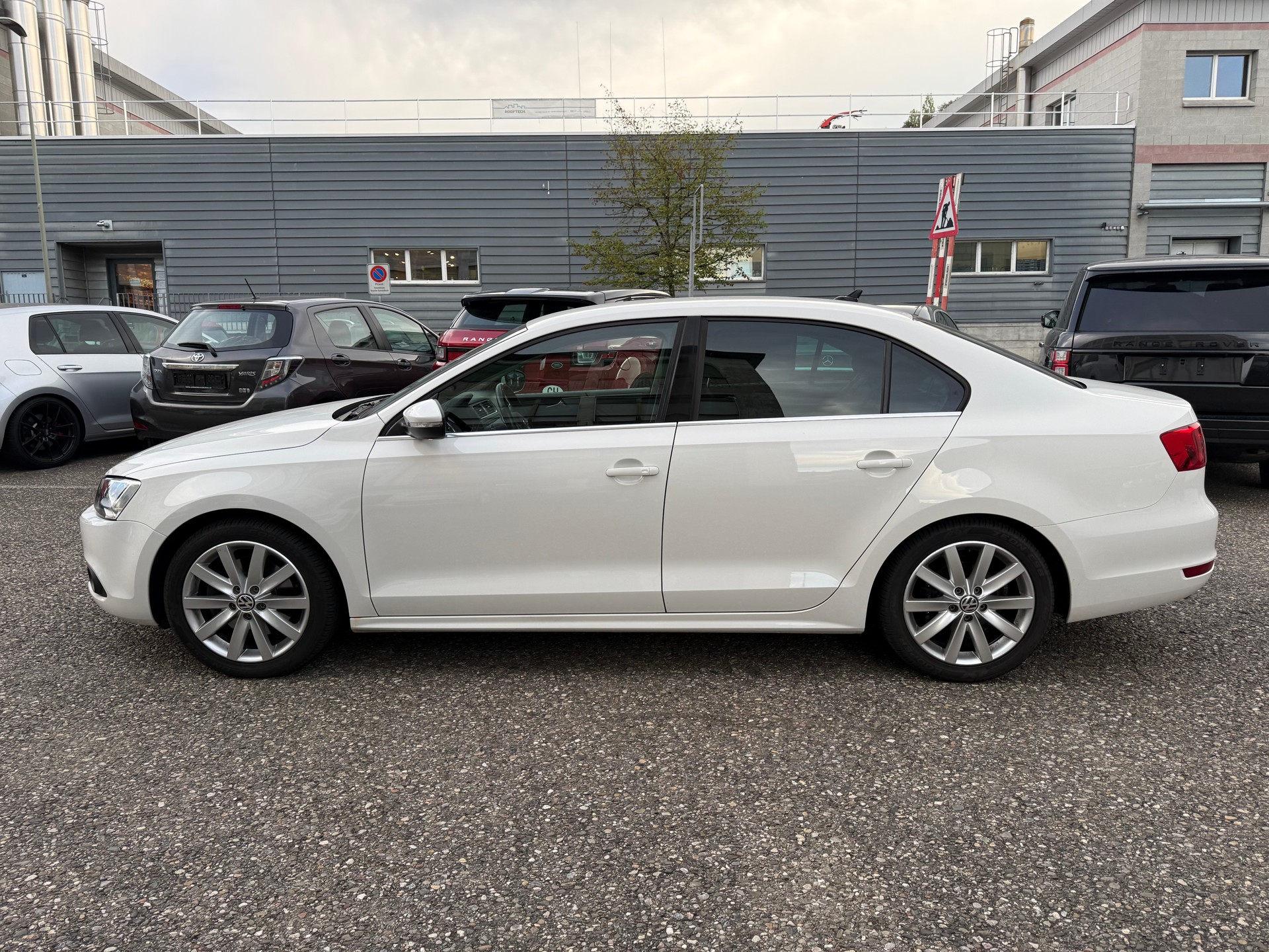 VW Jetta 2.0 TSI Highline-showroom-element-3