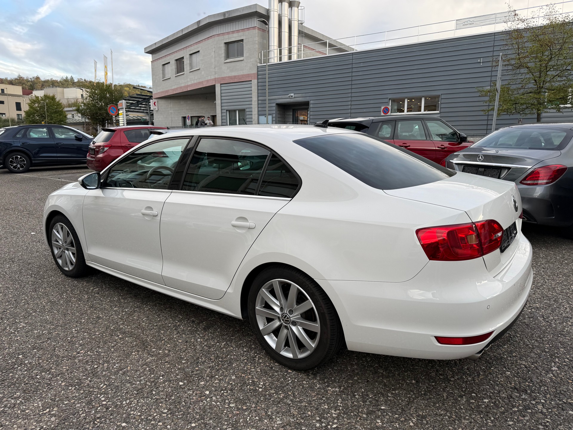 VW Jetta 2.0 TSI Highline-showroom-element-1