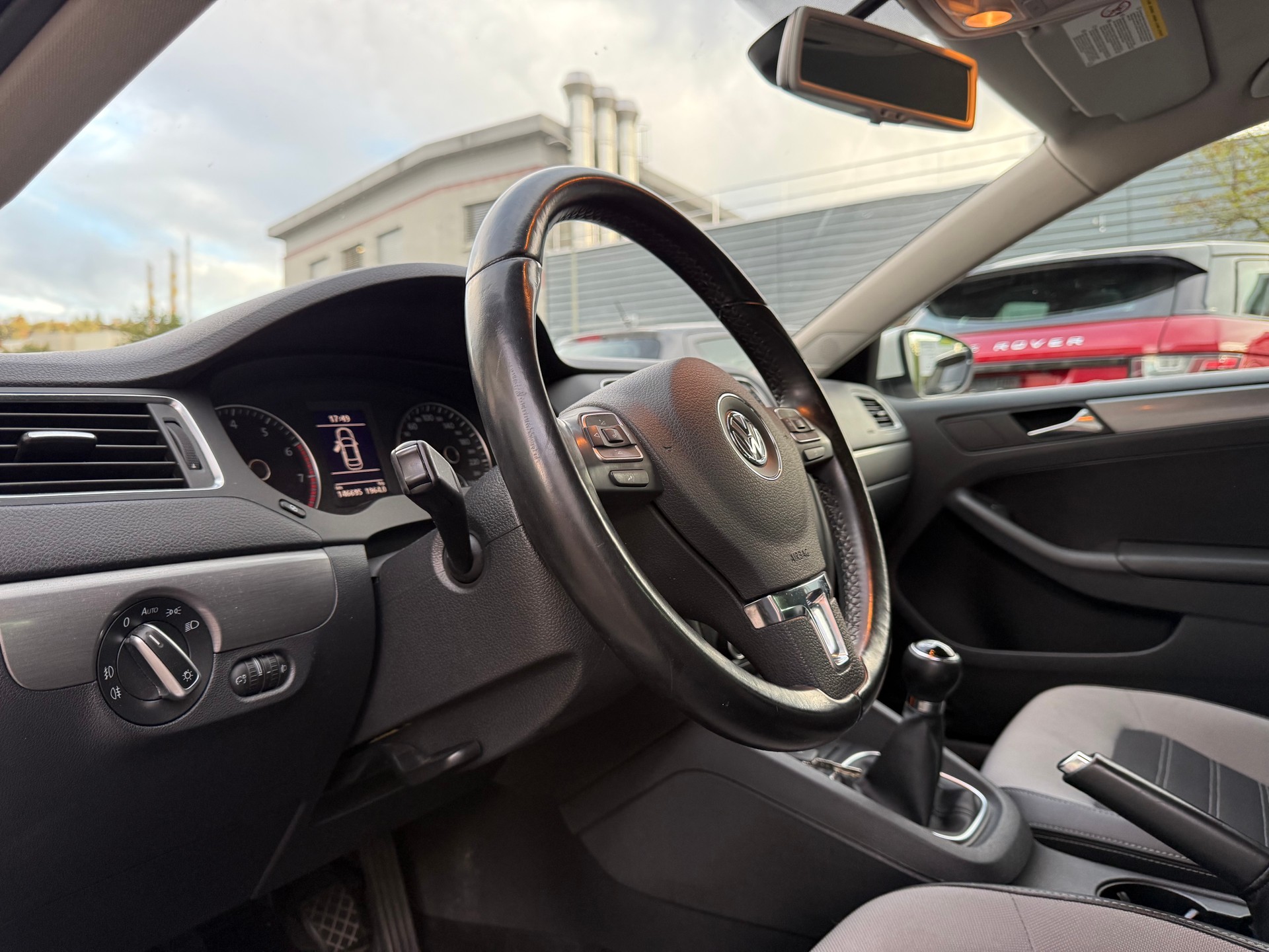 VW Jetta 2.0 TSI Highline-image-8