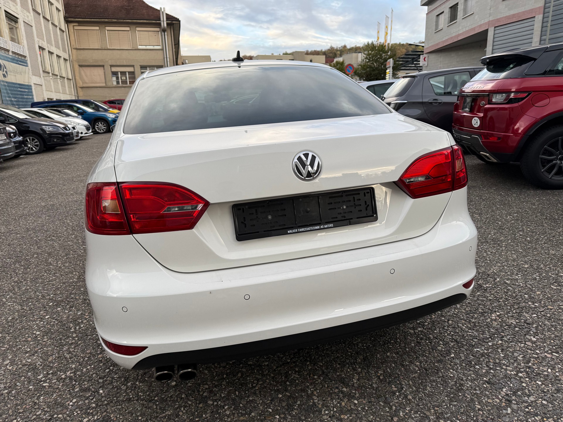 VW Jetta 2.0 TSI Highline-showroom-element-2
