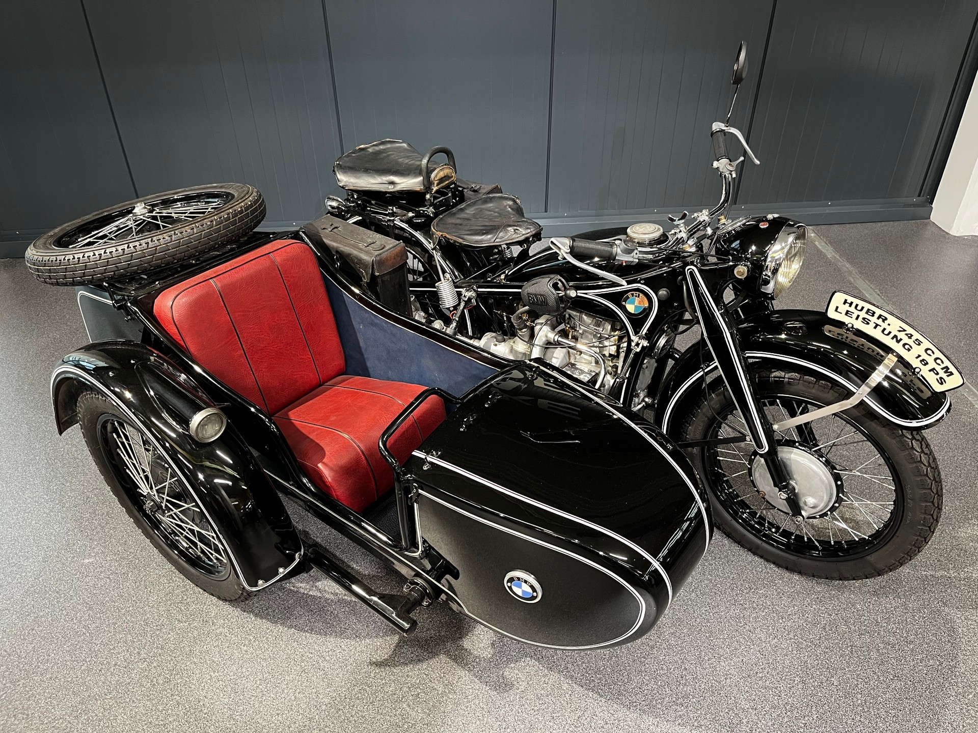 BMW Seitenwagen-showroom-element-3