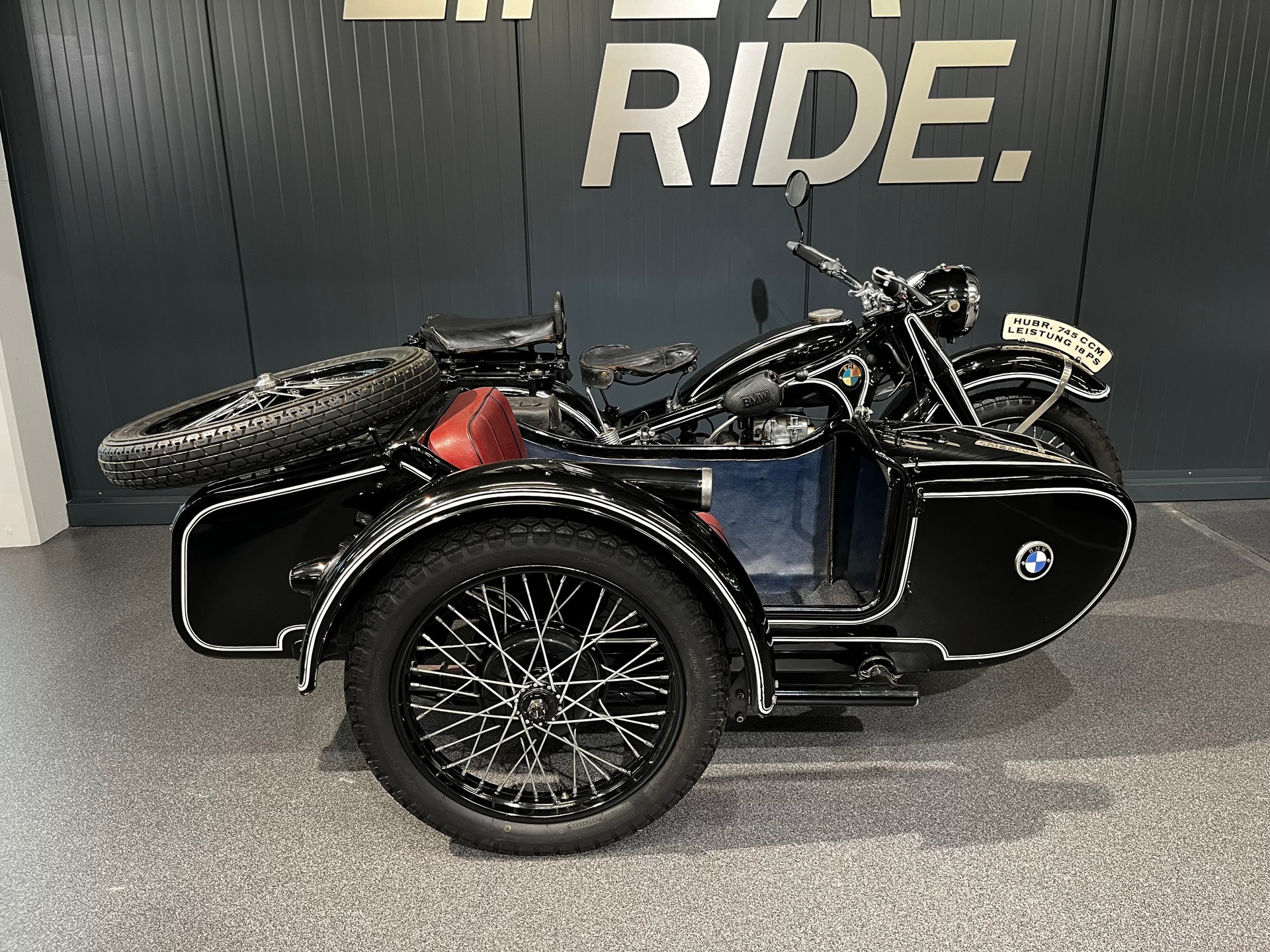 BMW Seitenwagen-showroom-element-2