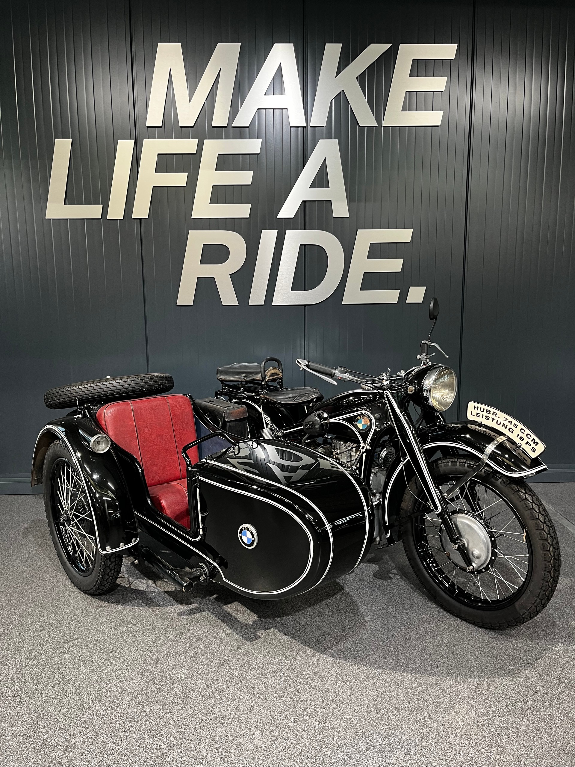 BMW Seitenwagen-showroom-element-1