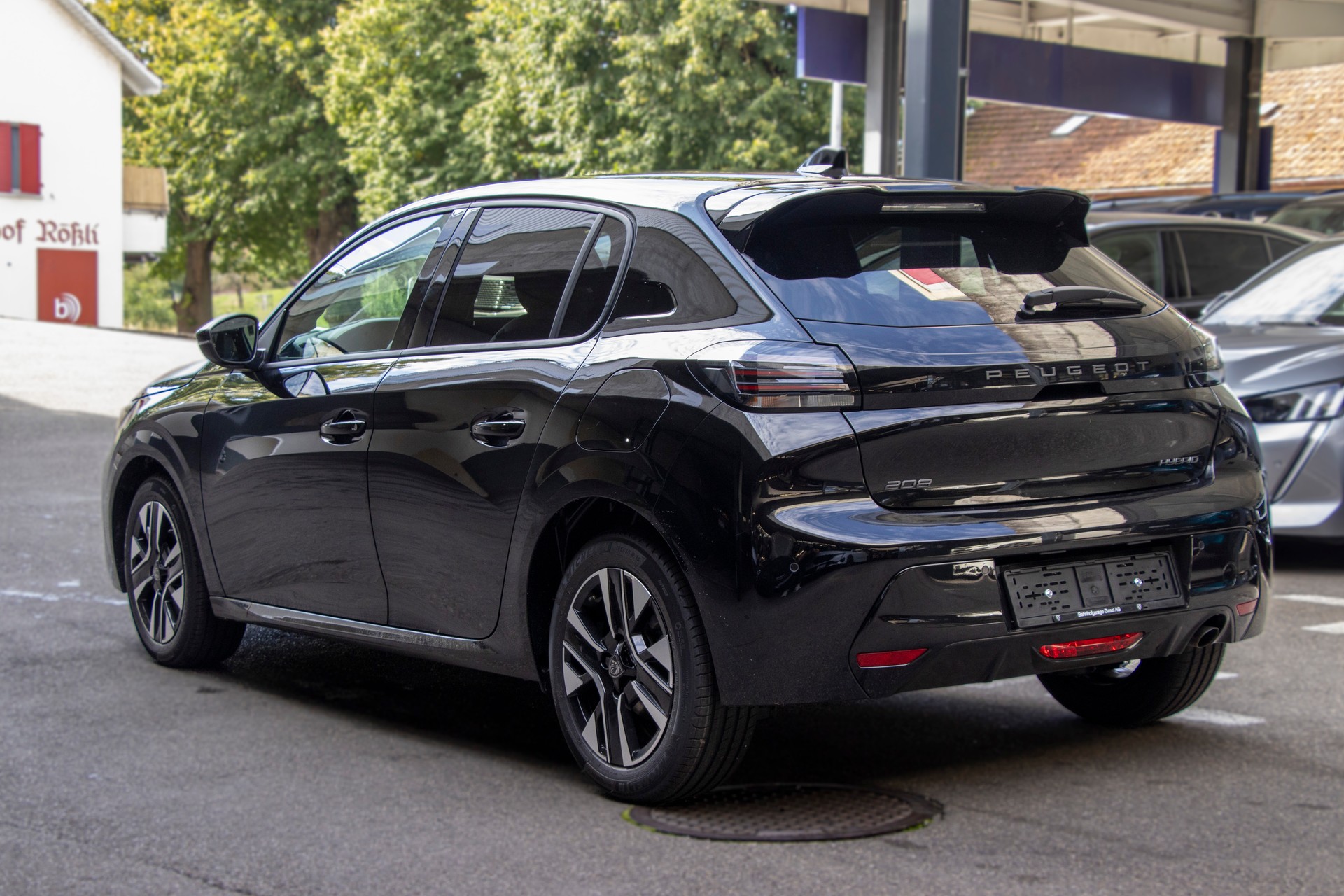 PEUGEOT 208 1.2 MHEV 110 Allure Premium-image-1