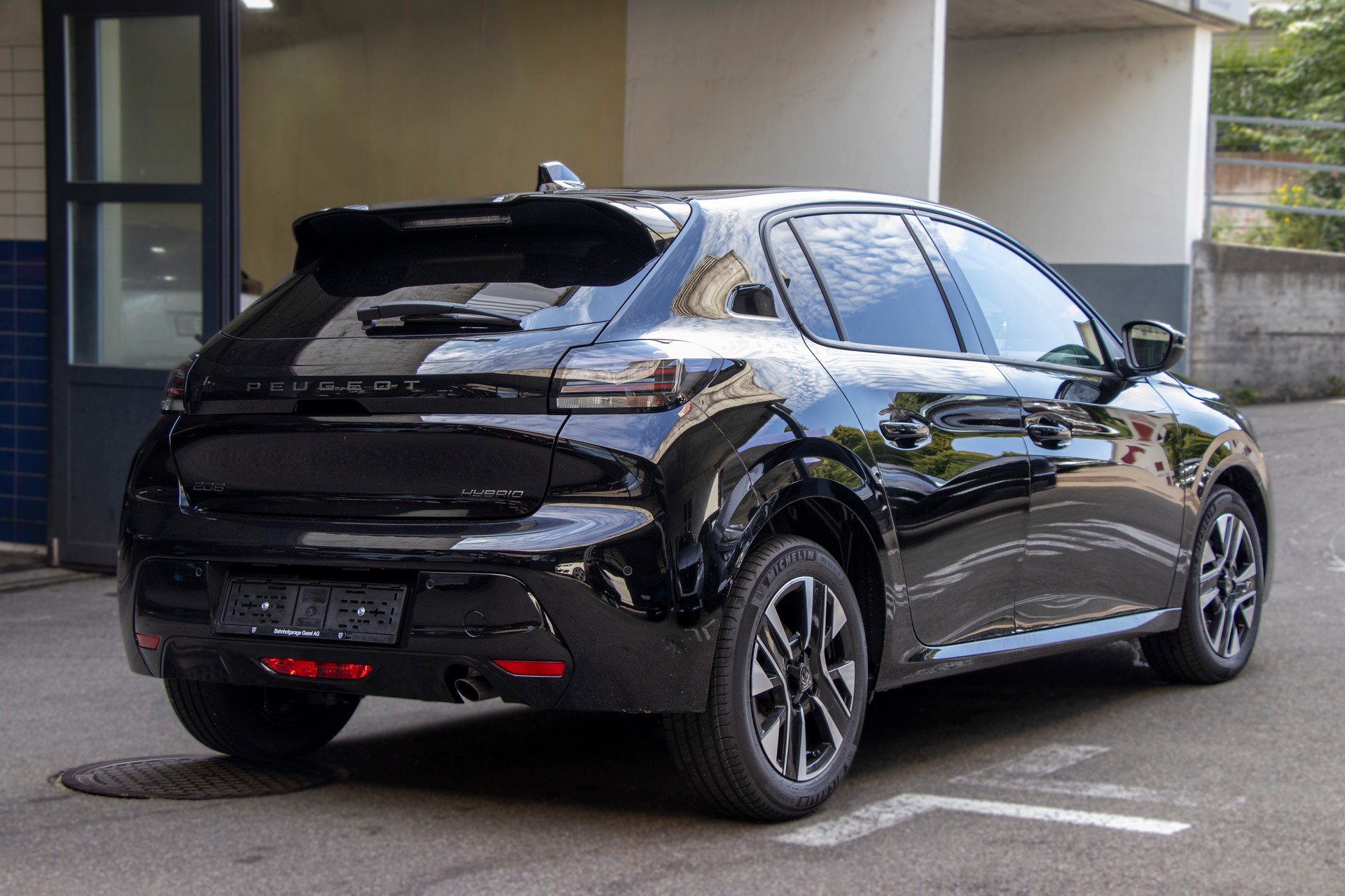 PEUGEOT 208 1.2 MHEV 110 Allure Premium-image-2