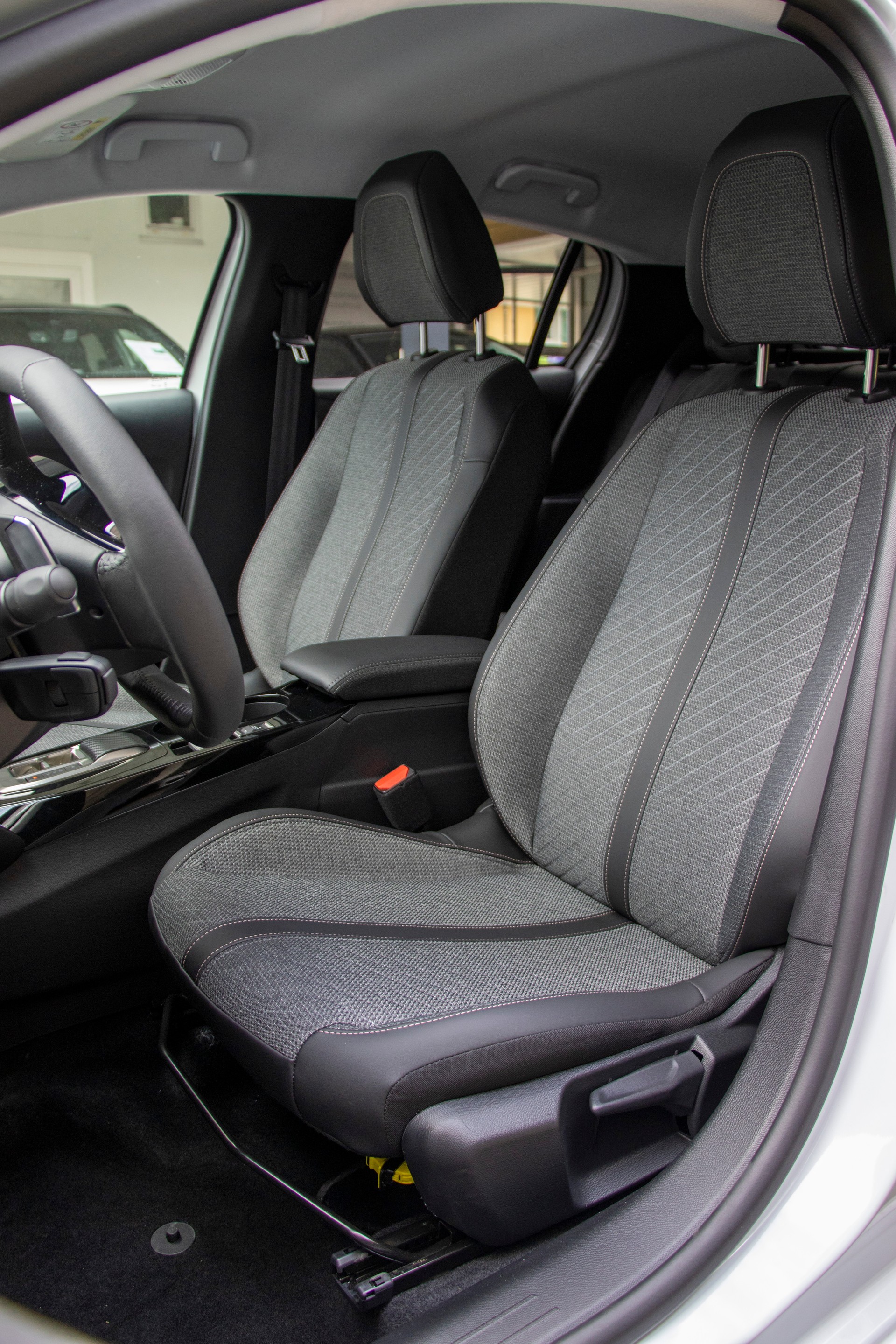 PEUGEOT 208 1.2 MHEV 110 Allure Premium-image-5