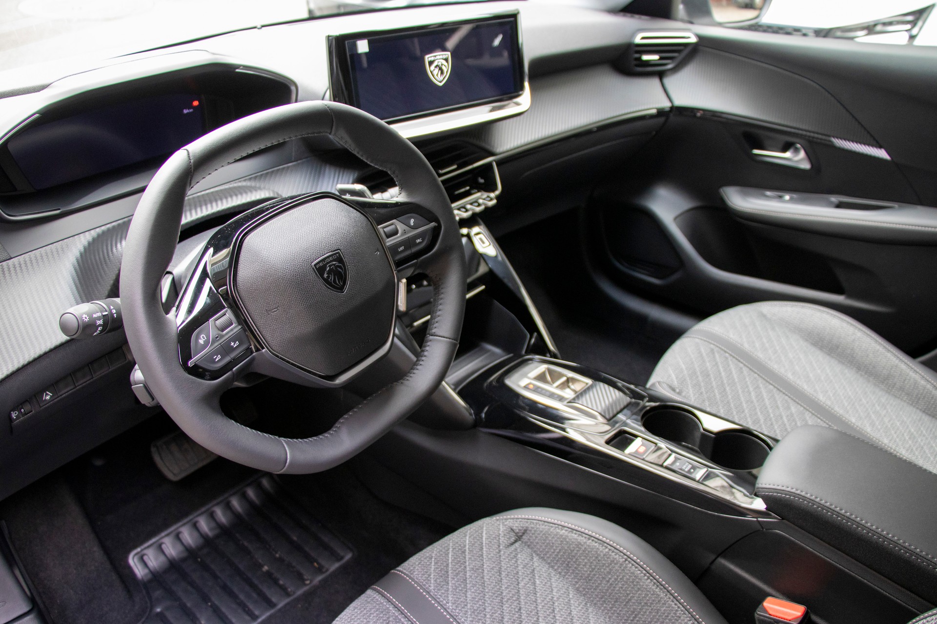 PEUGEOT 208 1.2 MHEV 110 Allure Premium-image-4