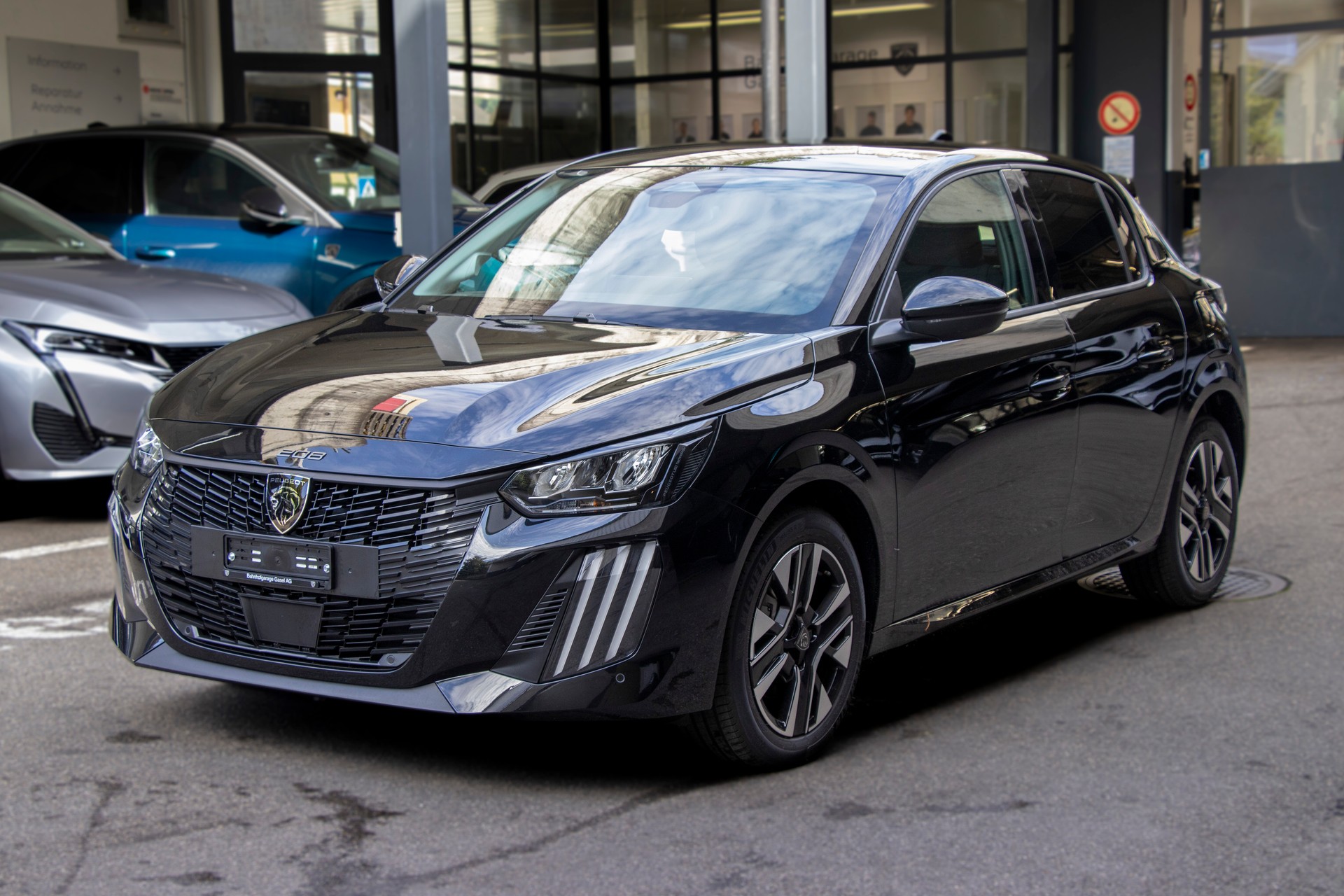 PEUGEOT 208 1.2 MHEV 110 Allure Premium-image-0