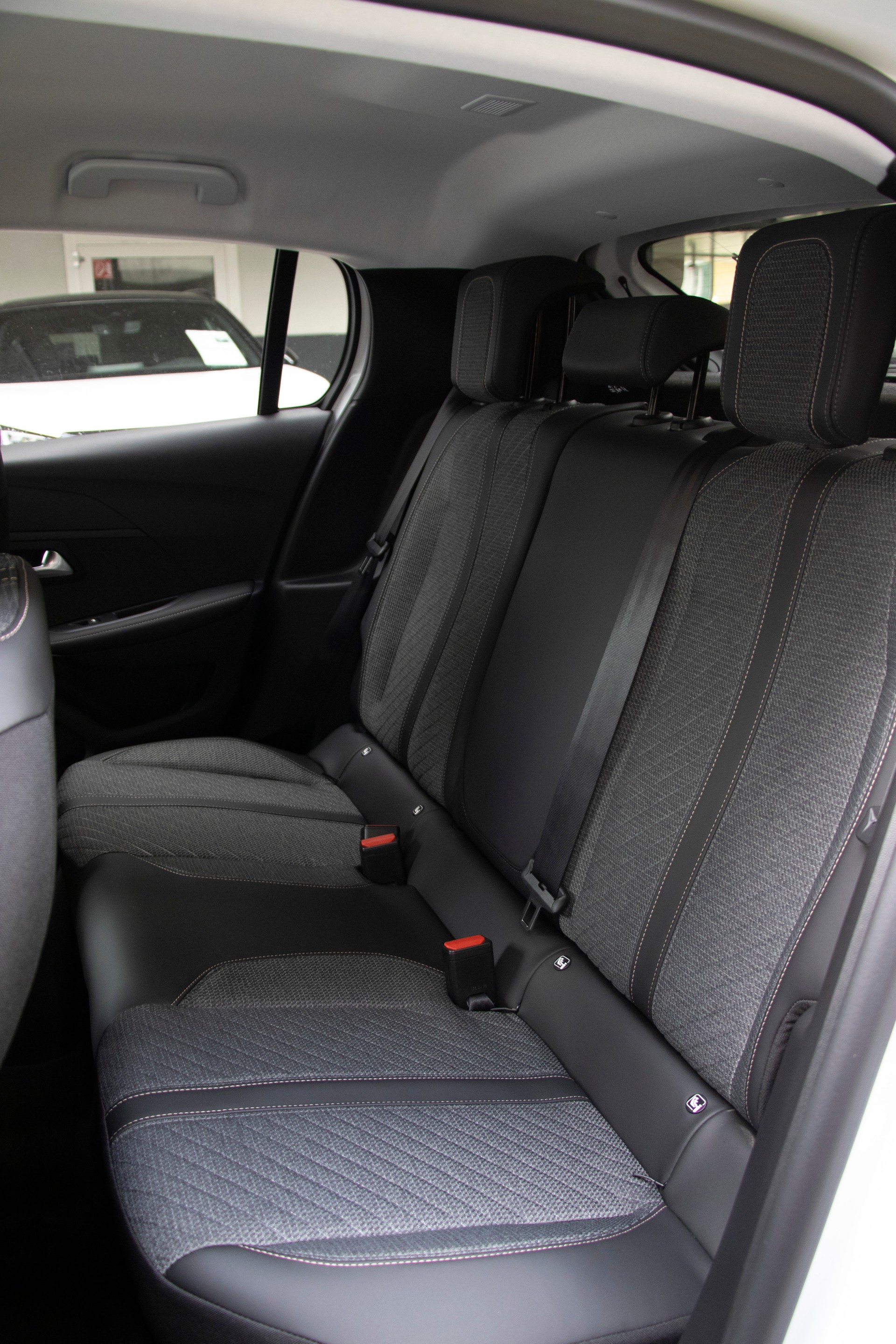 PEUGEOT 208 1.2 MHEV 110 Allure Premium-image-7