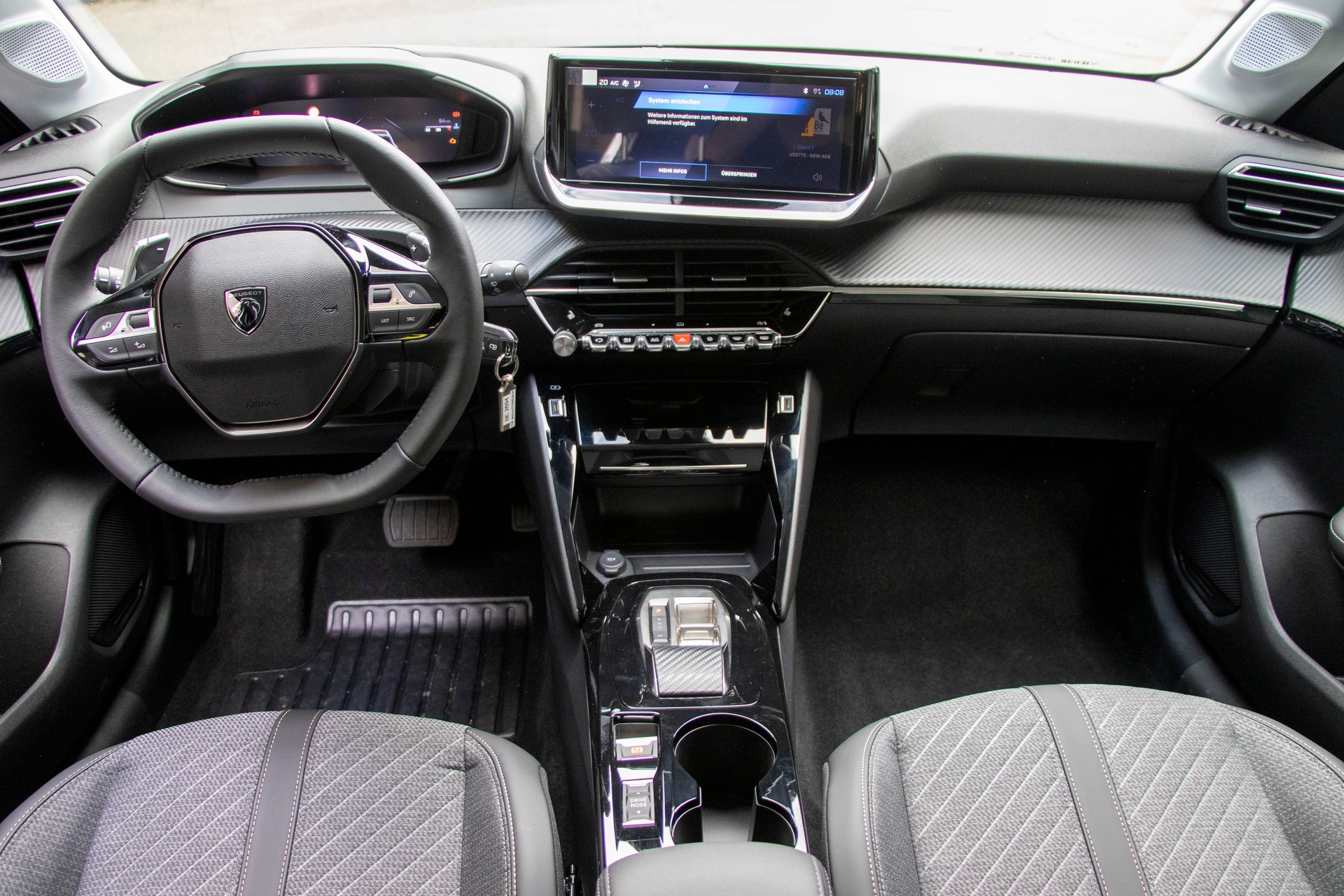 PEUGEOT 208 1.2 MHEV 110 Allure Premium-image-6