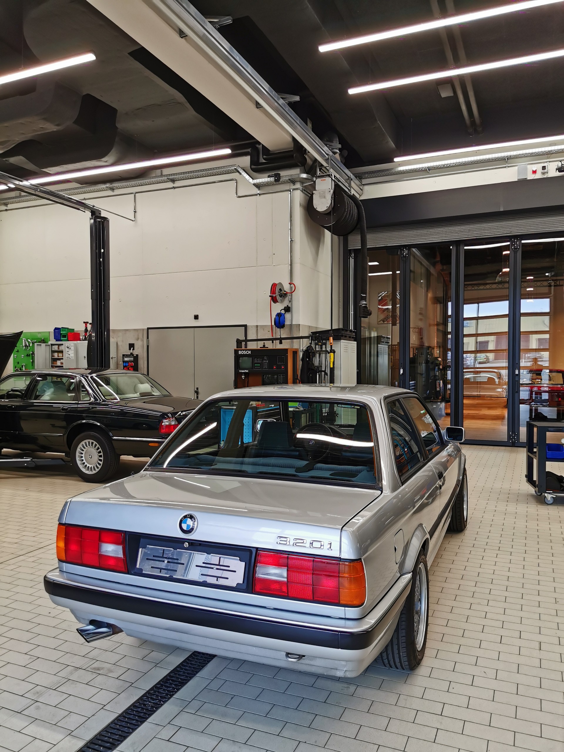 BMW 320i Edition Executive, Sportsitze, Zustand einmalig, ab MFK Veteran und Service mit Zahnriemen-image-9