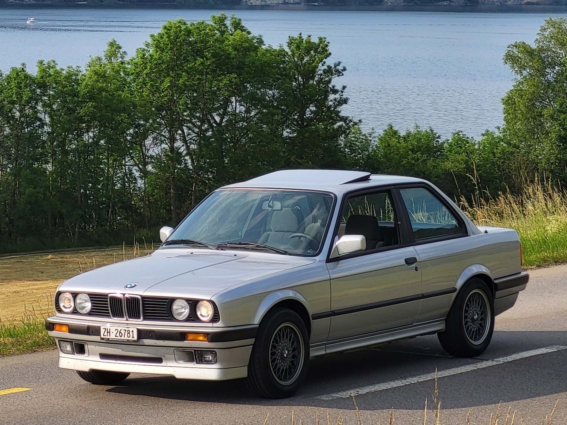 BMW 320i Edition Executive, Sportsitze, Zustand einmalig, ab MFK Veteran und Service mit Zahnriemen-image-2