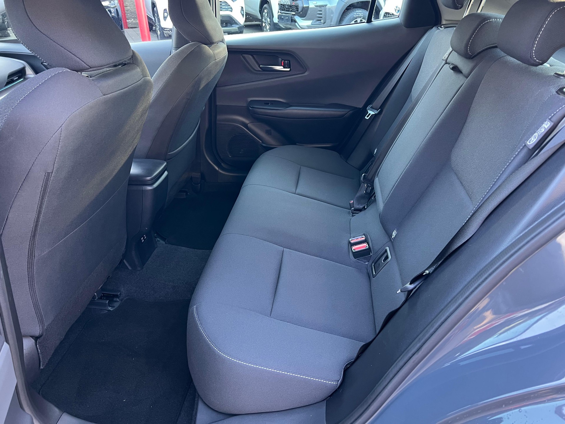 TOYOTA Prius 2.0 Plug-In-Hybrid Style-image-9