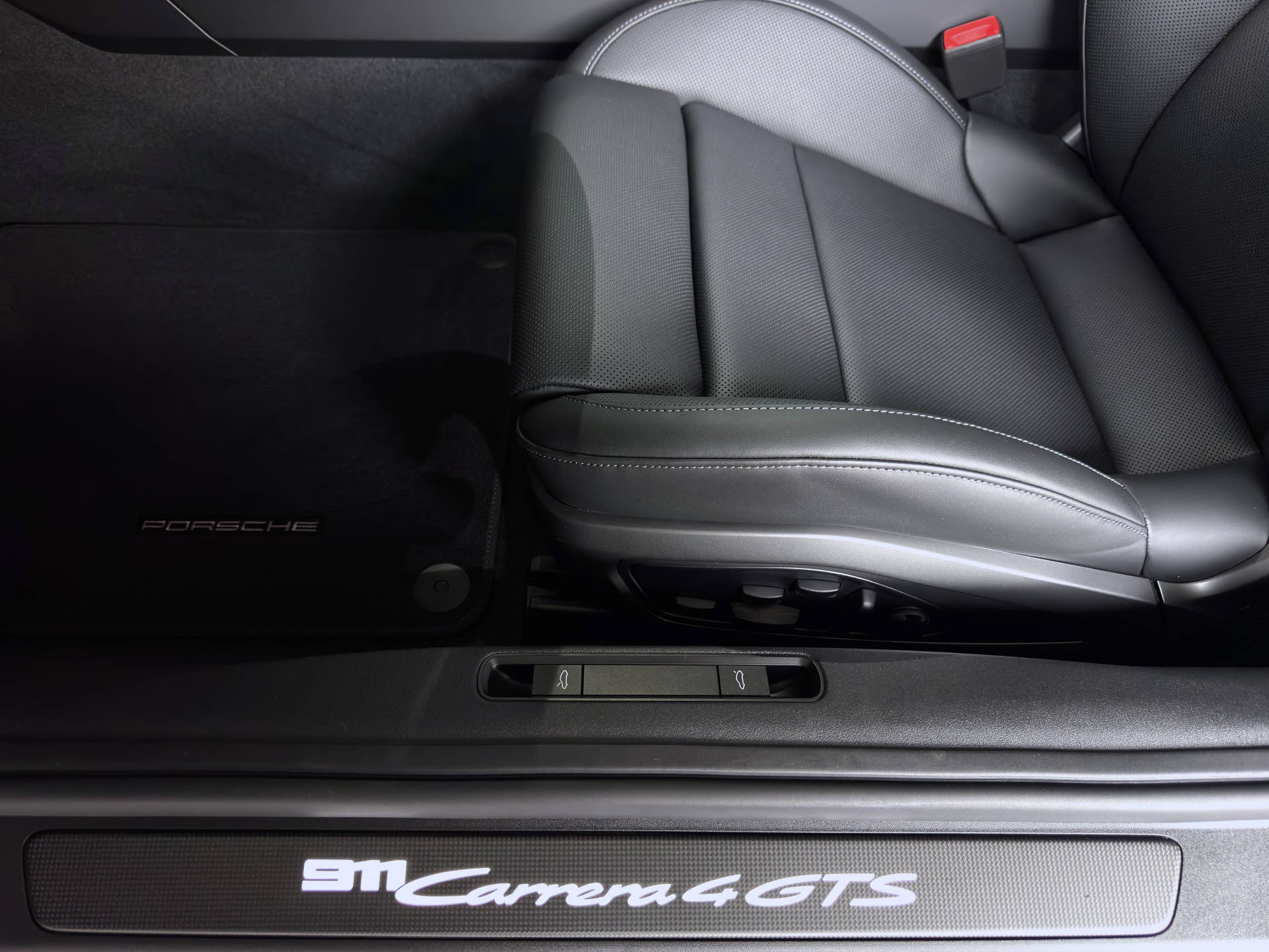 PORSCHE 911 Carrera 4 GTS-image-7