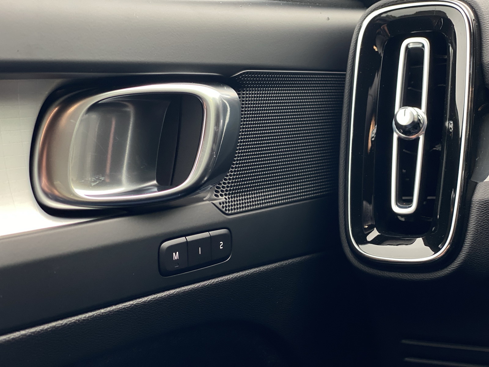 VOLVO XC40 2.0 B3 MH XCITE-image-15