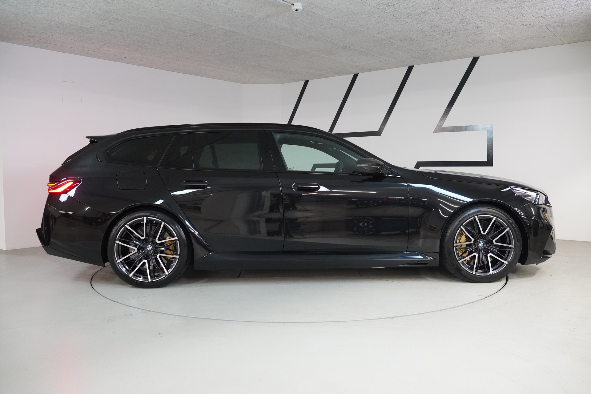 BMW M5 xDrive Touring-image-7