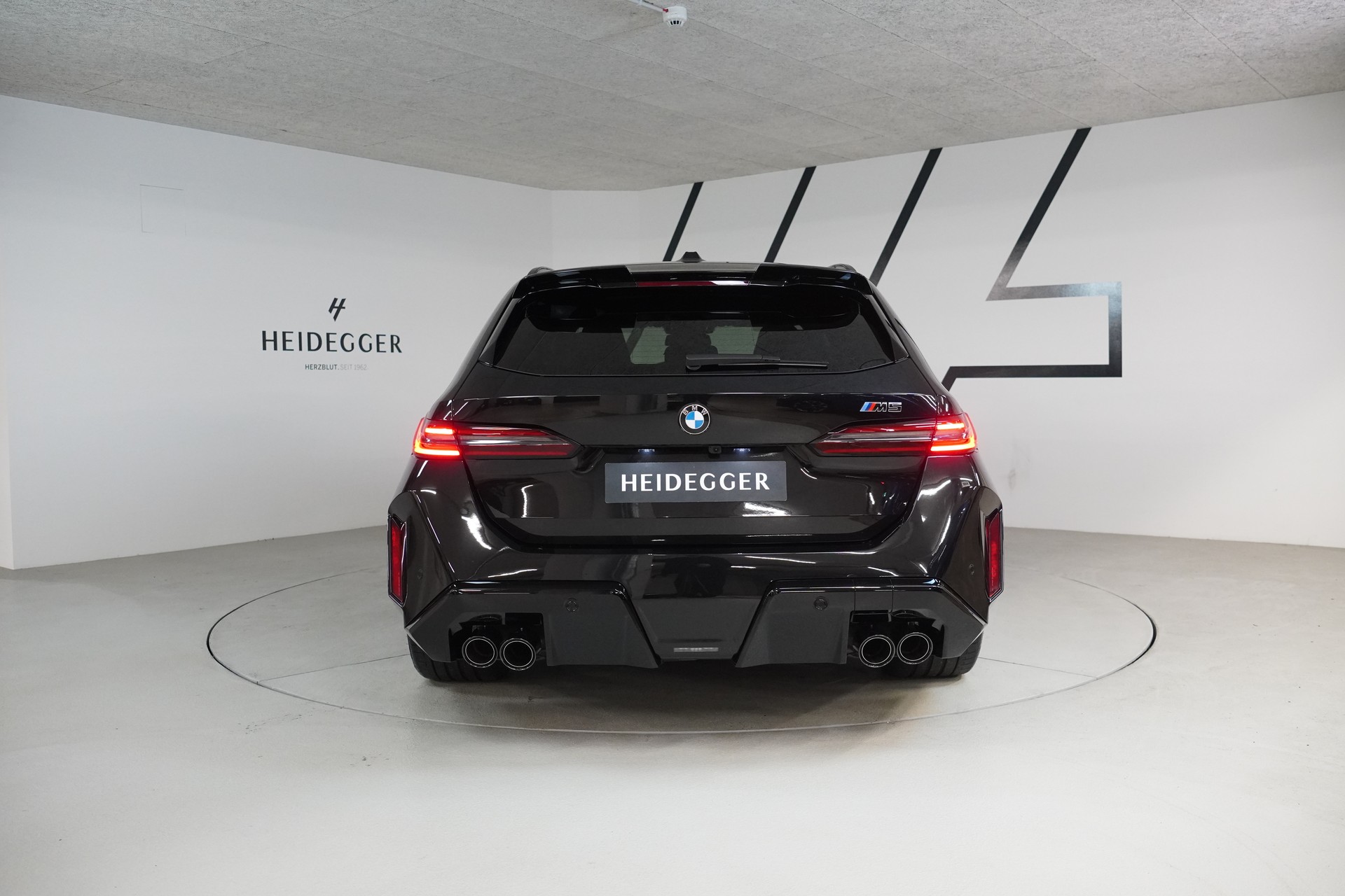 BMW M5 xDrive Touring-image-5