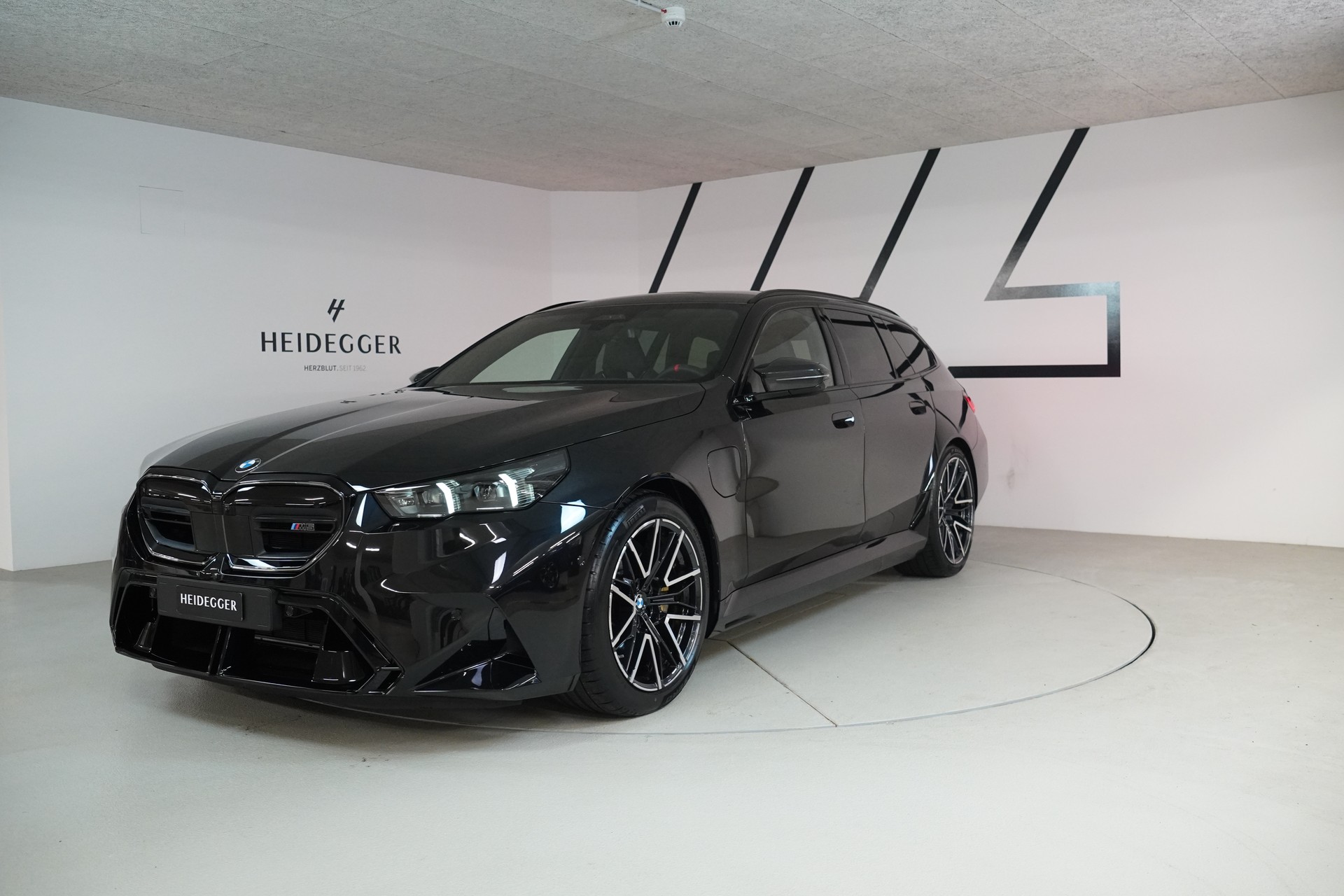 BMW M5 xDrive Touring-image-0