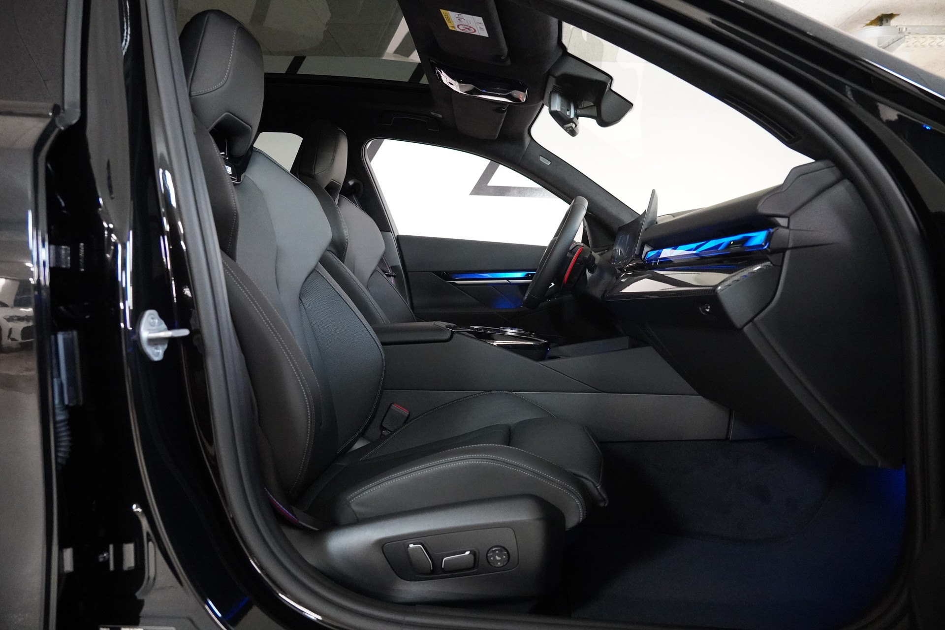 BMW M5 xDrive Touring-image-13