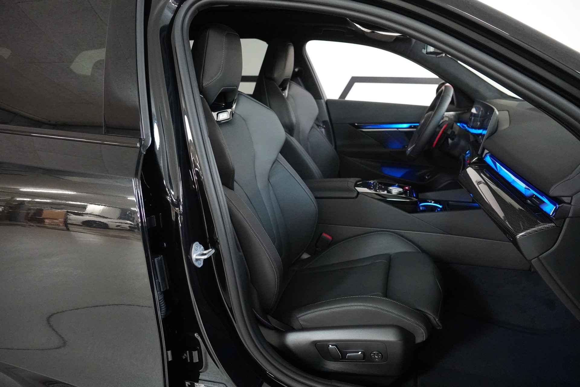 BMW M5 xDrive Touring-image-14