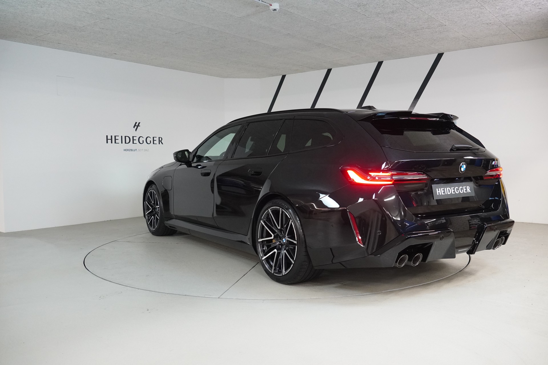 BMW M5 xDrive Touring-image-4