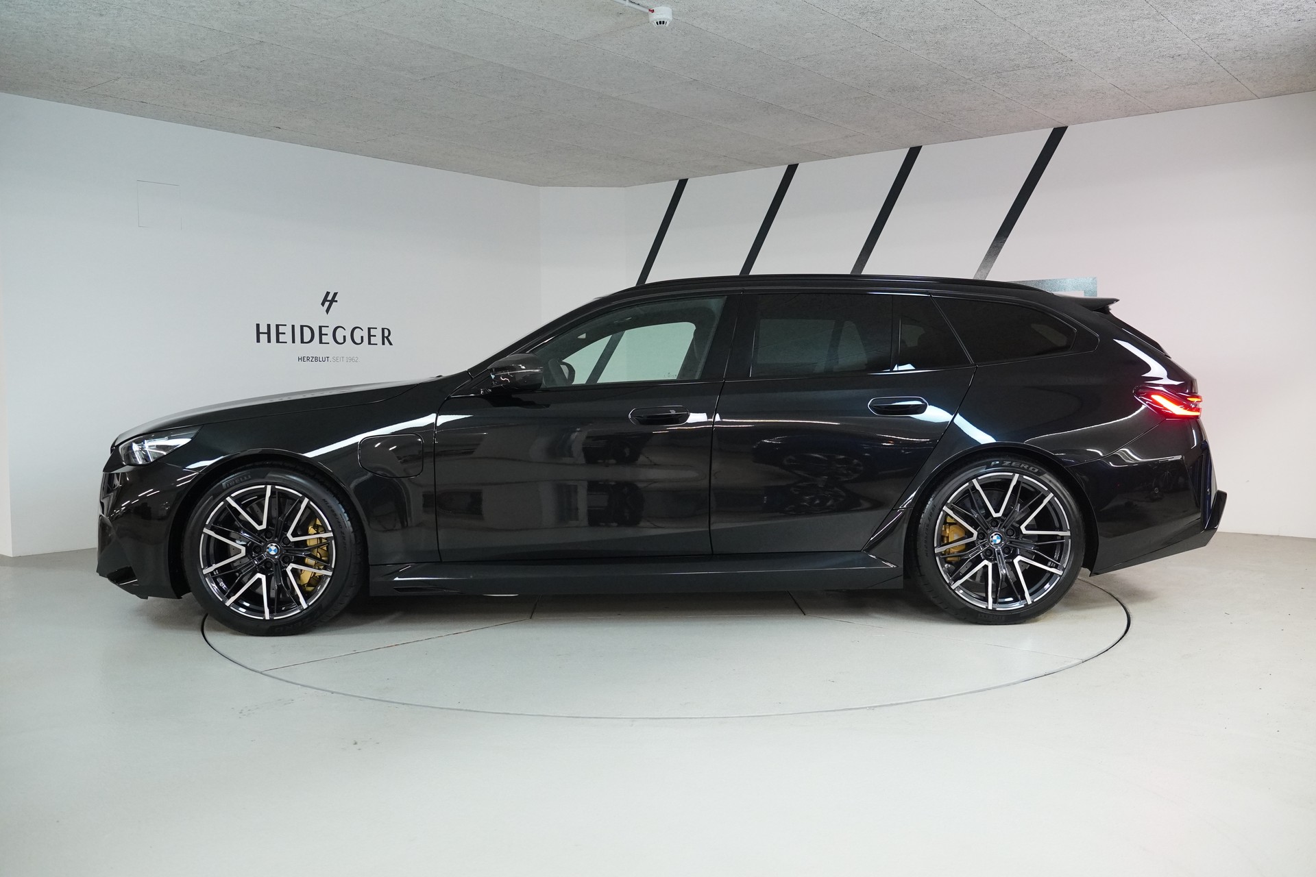 BMW M5 xDrive Touring-image-3