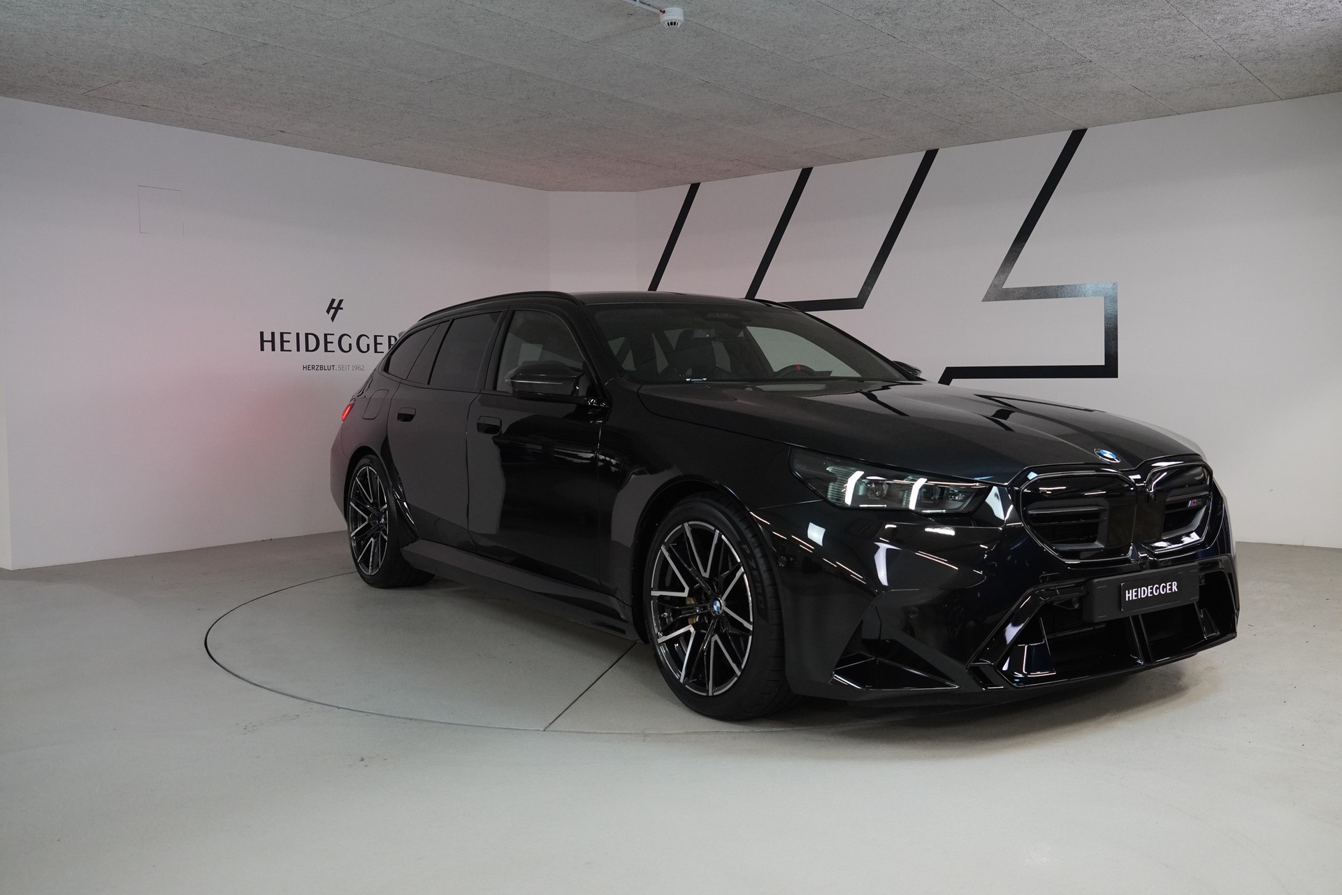 BMW M5 xDrive Touring-image-2