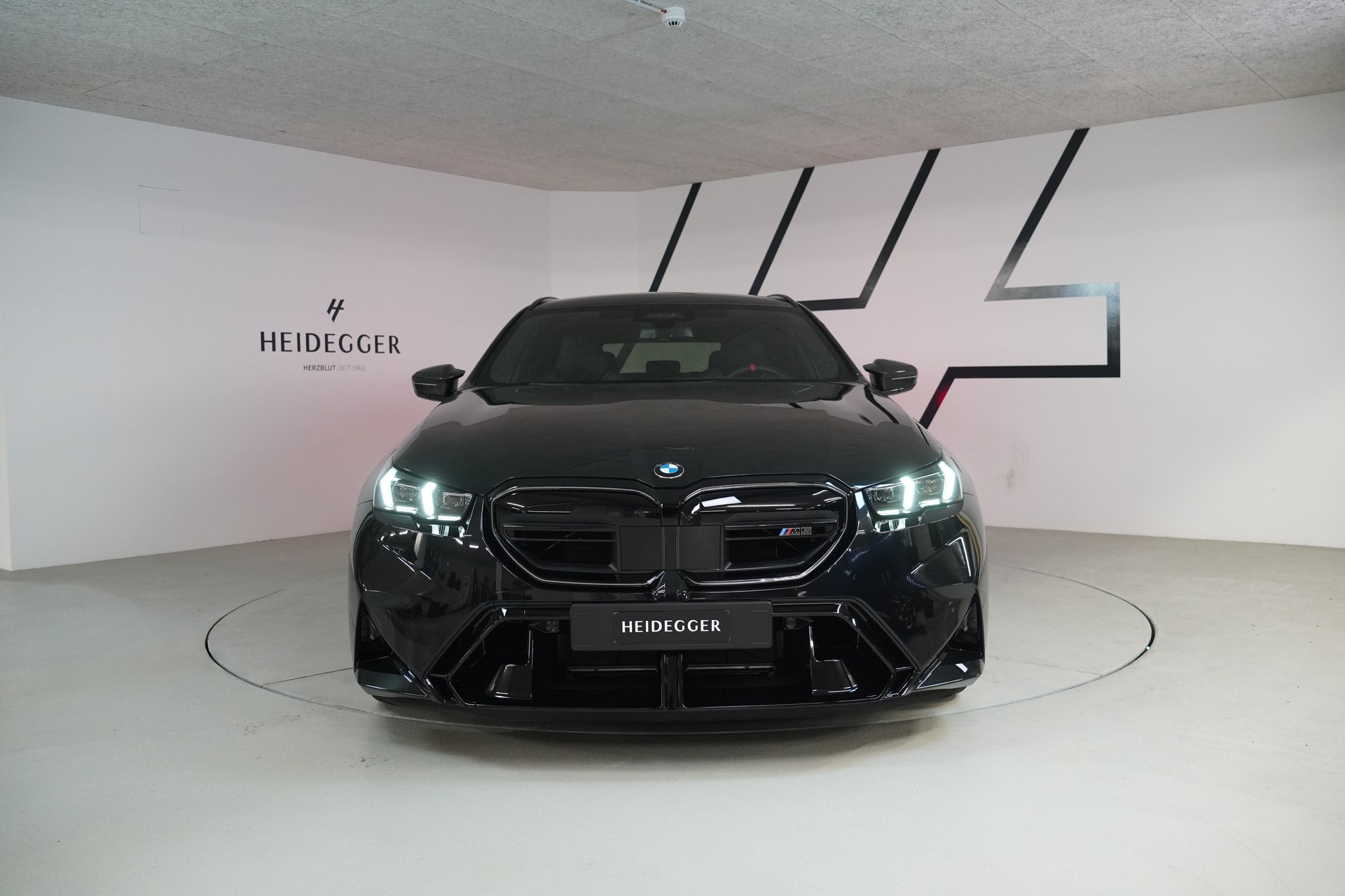 BMW M5 xDrive Touring-image-1