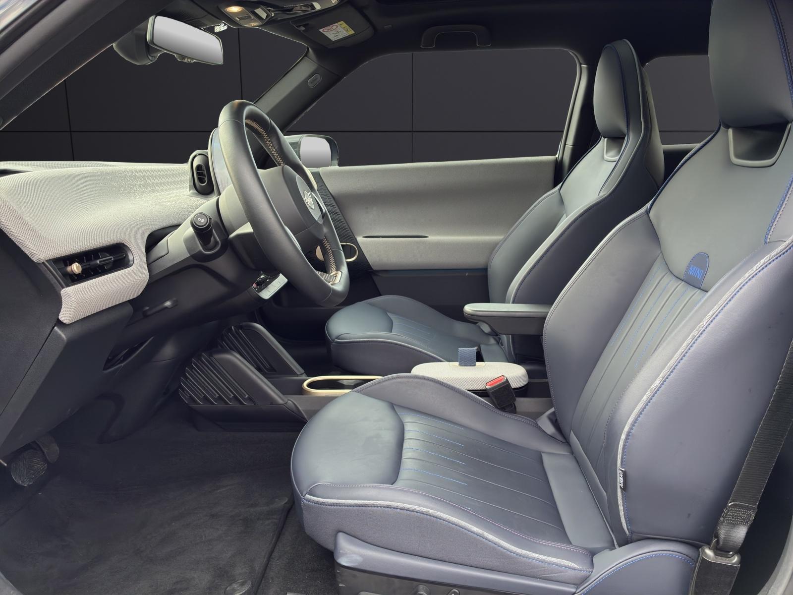 MINI Cooper SE-showroom-element-1