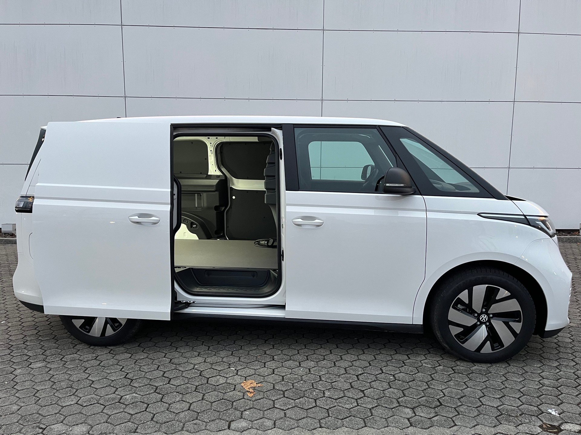 VW ID. Buzz Cargo Pro 4Motion-image-4