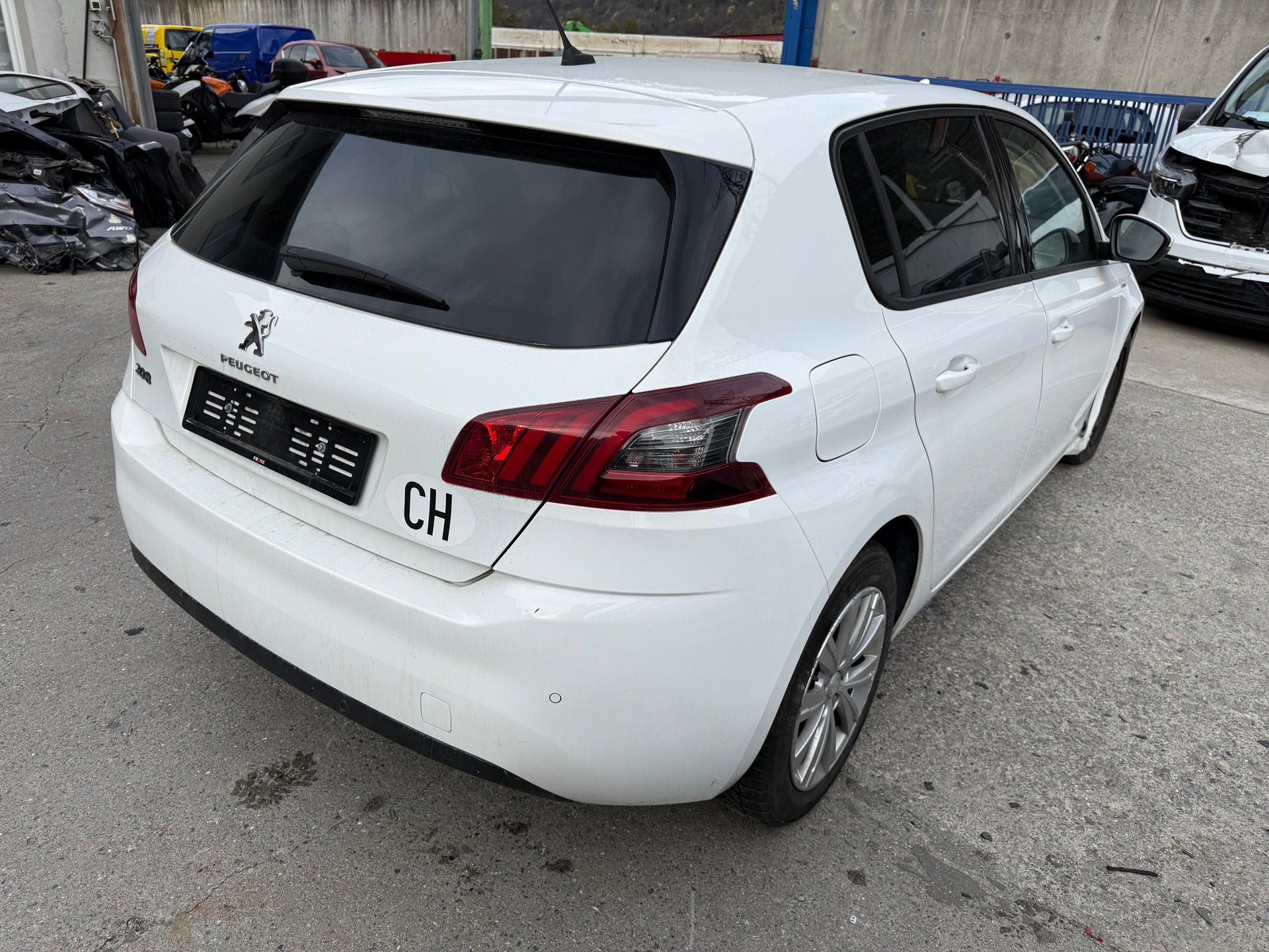 PEUGEOT 308 1.2 Pure Tech Allure EAT8-image-5