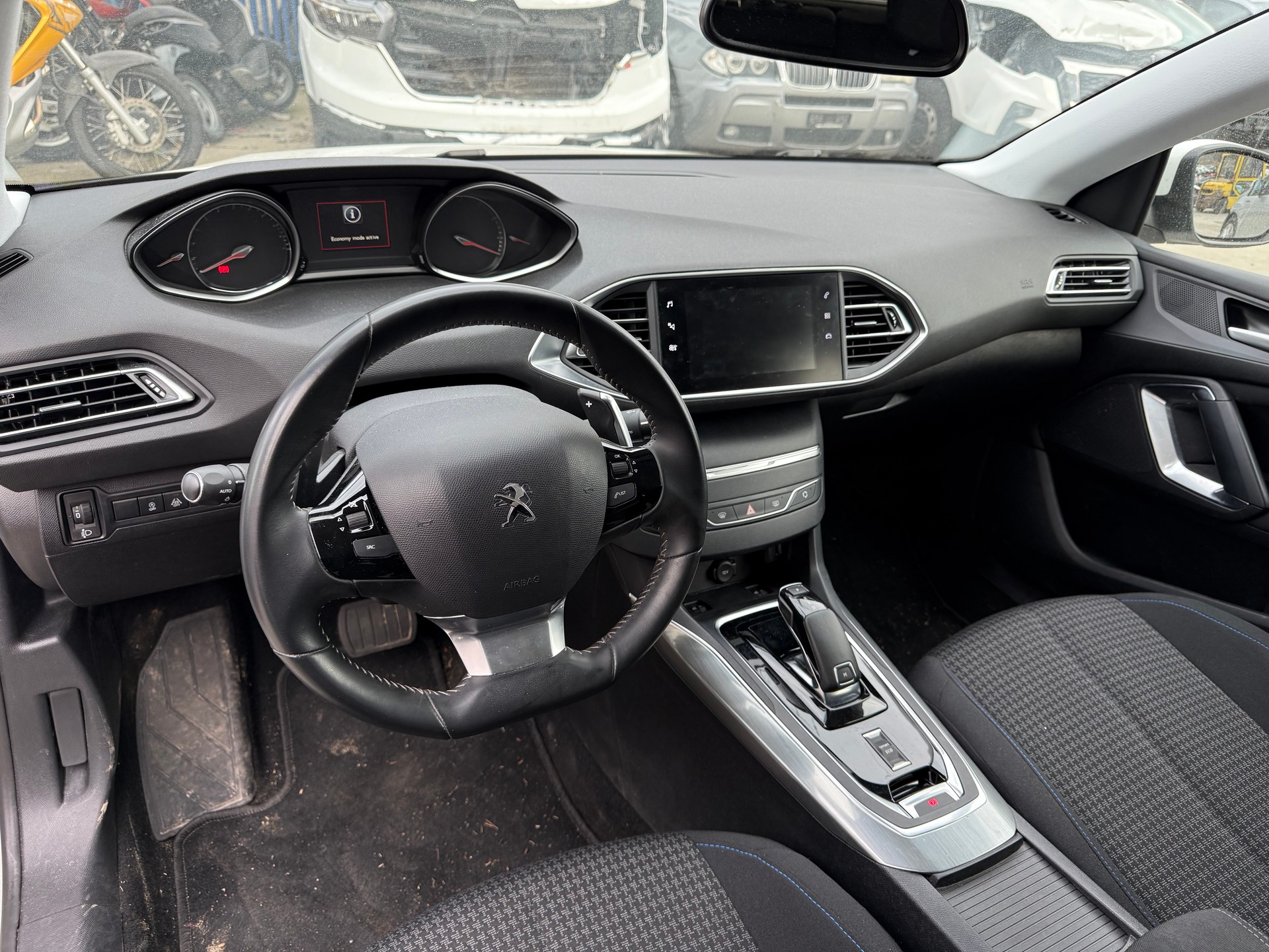 PEUGEOT 308 1.2 Pure Tech Allure EAT8-image-9