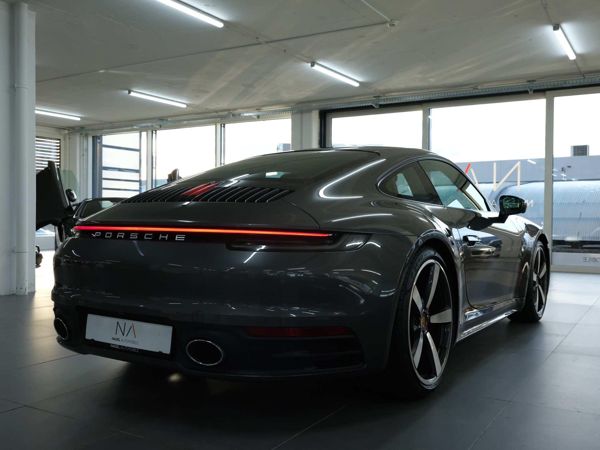 PORSCHE 911 Carrera 4S PDK *Hinterachslenkung* *18 Weg Sitze* *Seitenschweller*-image-2