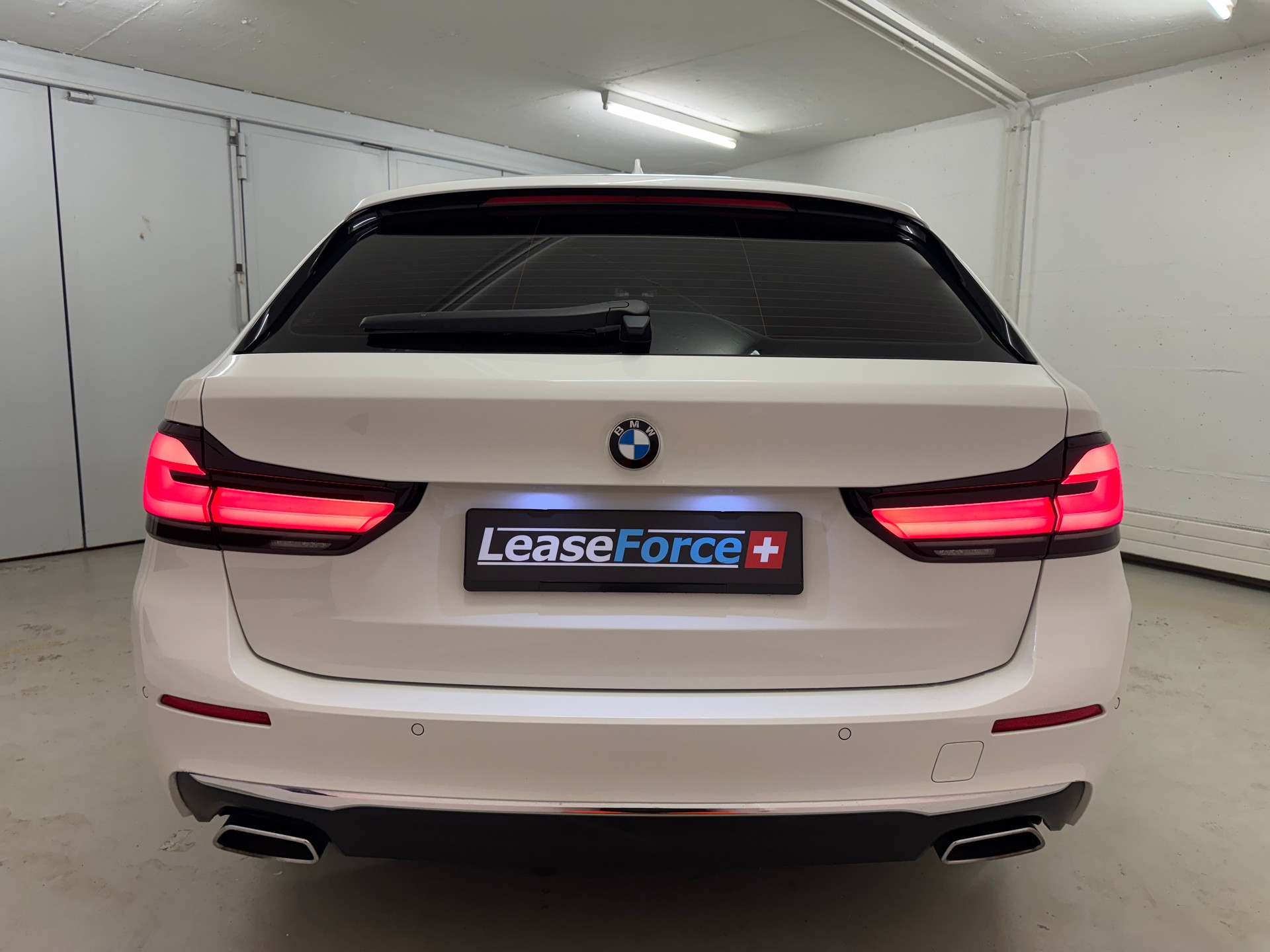 BMW 520d xDrive 48V Touring Luxury Steptronic-image-3