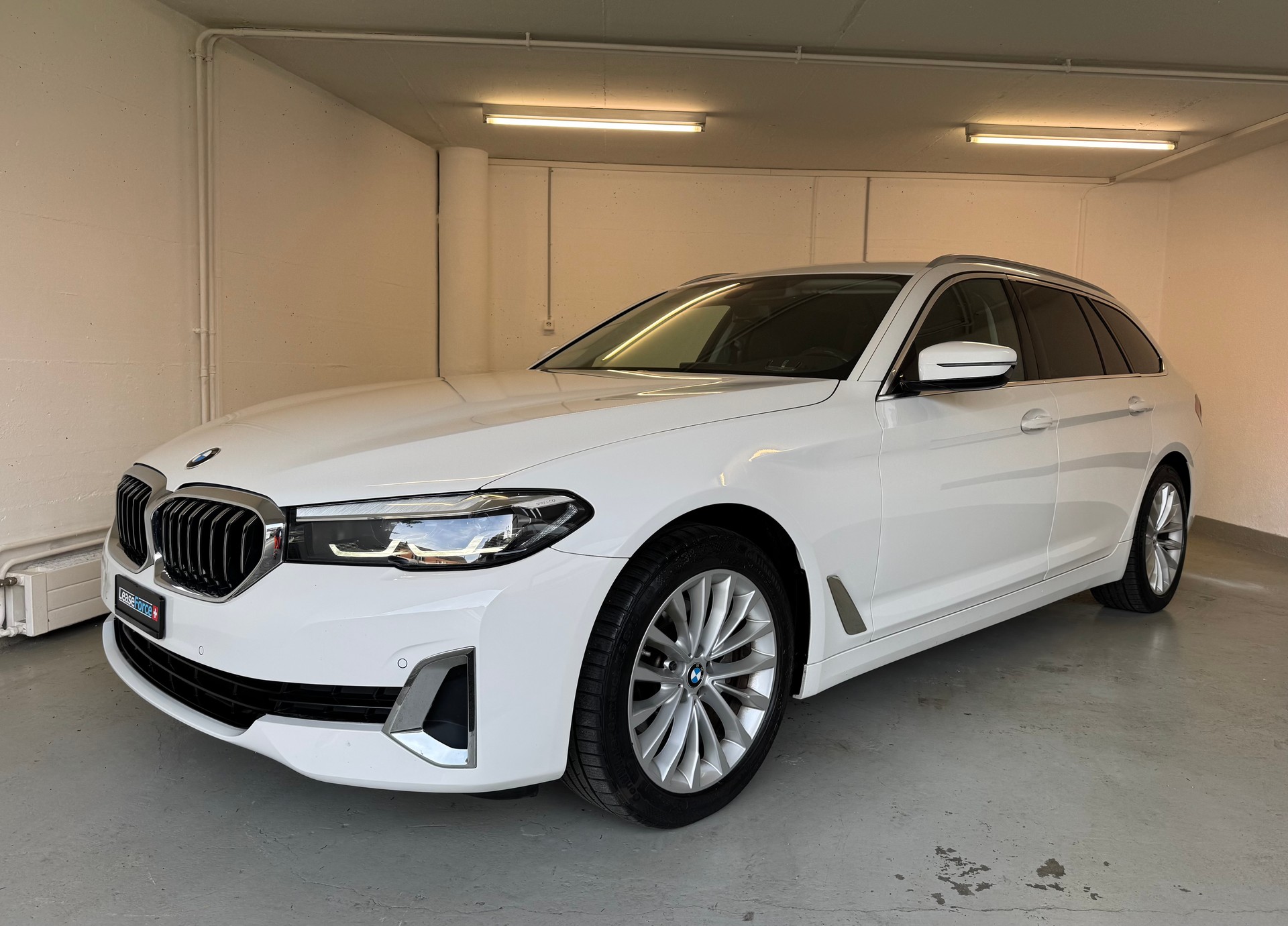 BMW 520d xDrive 48V Touring Luxury Steptronic-image-1