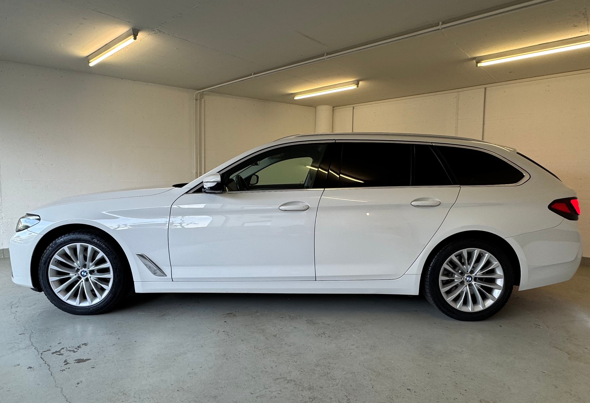 BMW 520d xDrive 48V Touring Luxury Steptronic-image-2