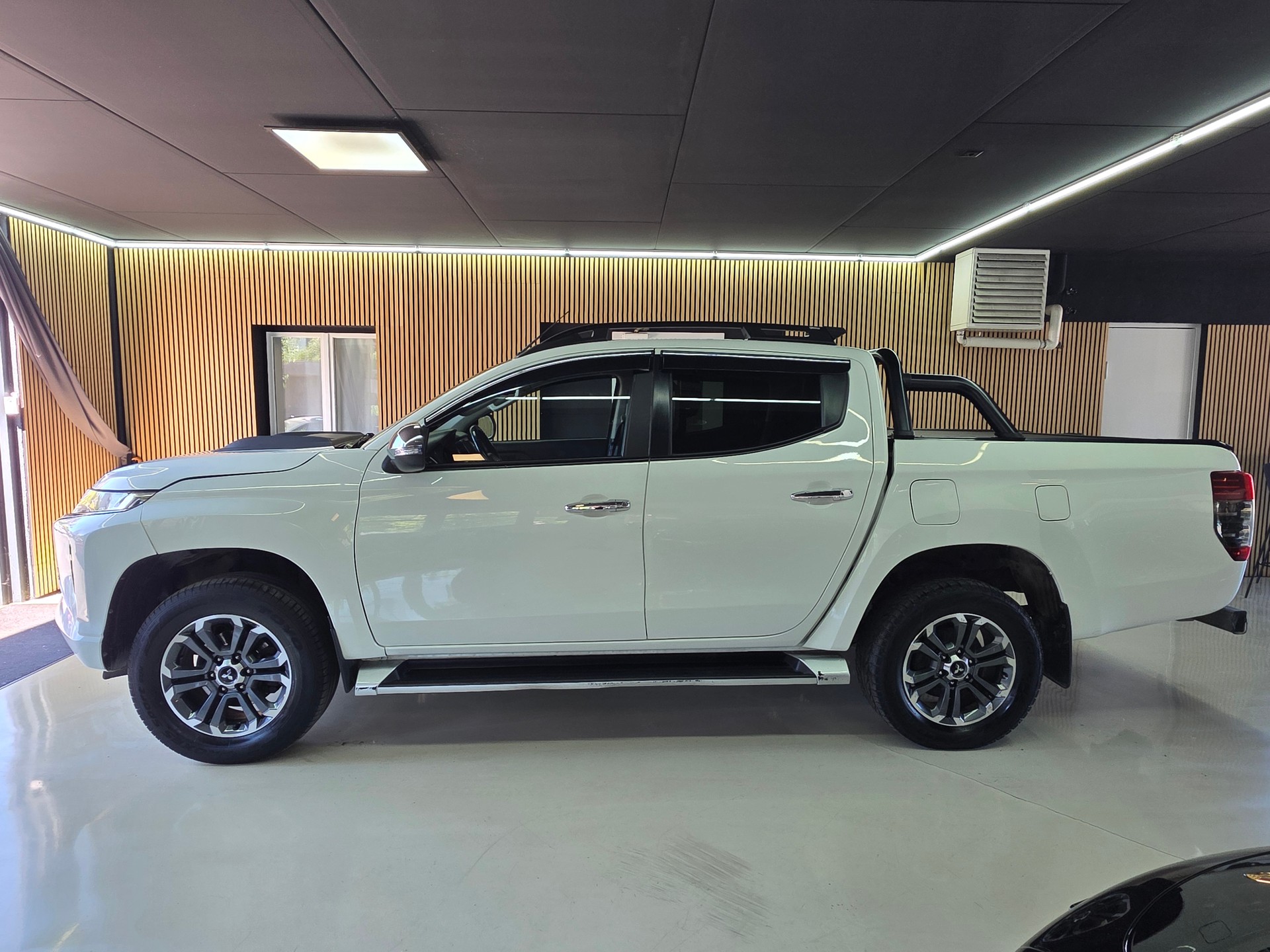 MITSUBISHI L 200 2.2 Style+ Double Cab Automat-image-3
