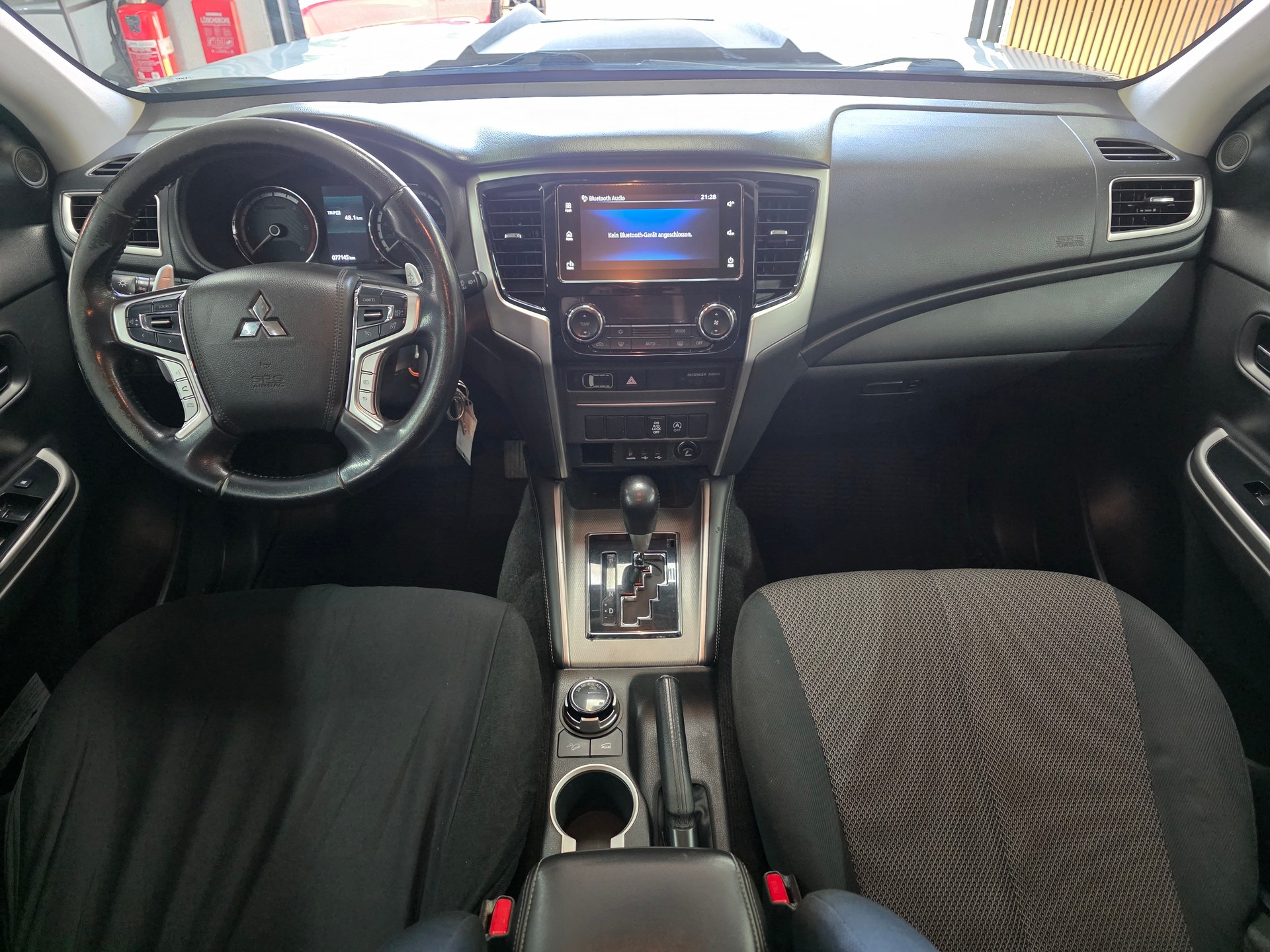 MITSUBISHI L 200 2.2 Style+ Double Cab Automat-image-11