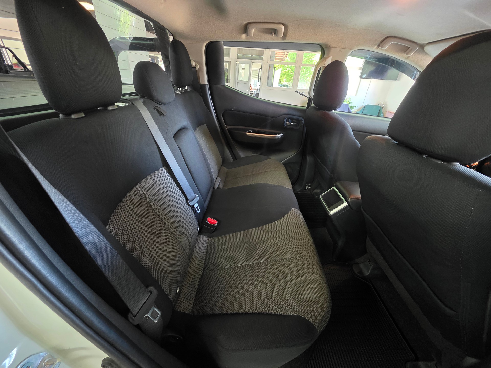 MITSUBISHI L 200 2.2 Style+ Double Cab Automat-image-17
