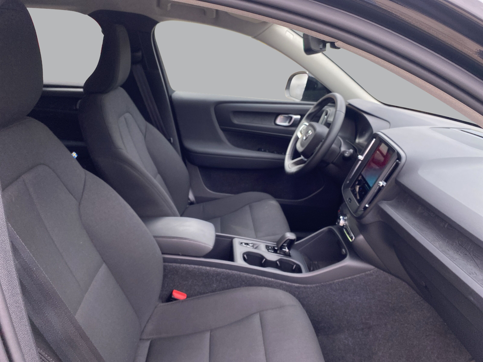 VOLVO XC40 B3 Benzin Mild Hybrid Essential DCT-image-11
