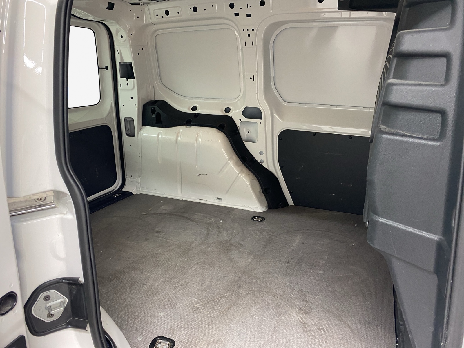 VW Caddy Cargo 2.0TDI-image-11
