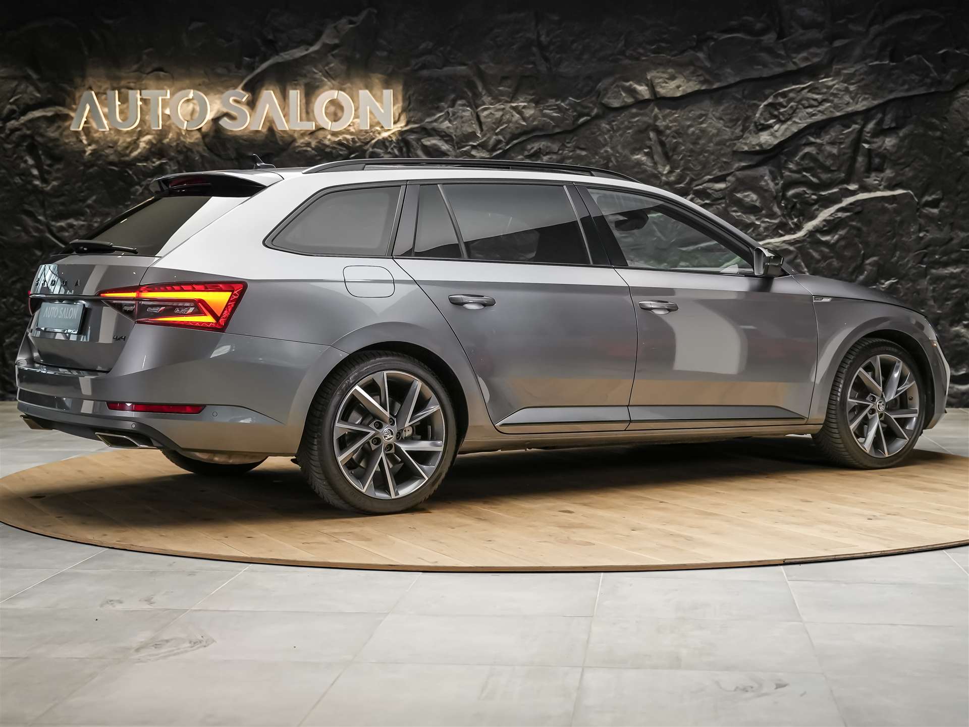 SKODA Superb Combi 2.0 TSI 280 SportLine 4x4 DSG *Facelift*Panorama*Sportsitze*360°Kamera*-image-4