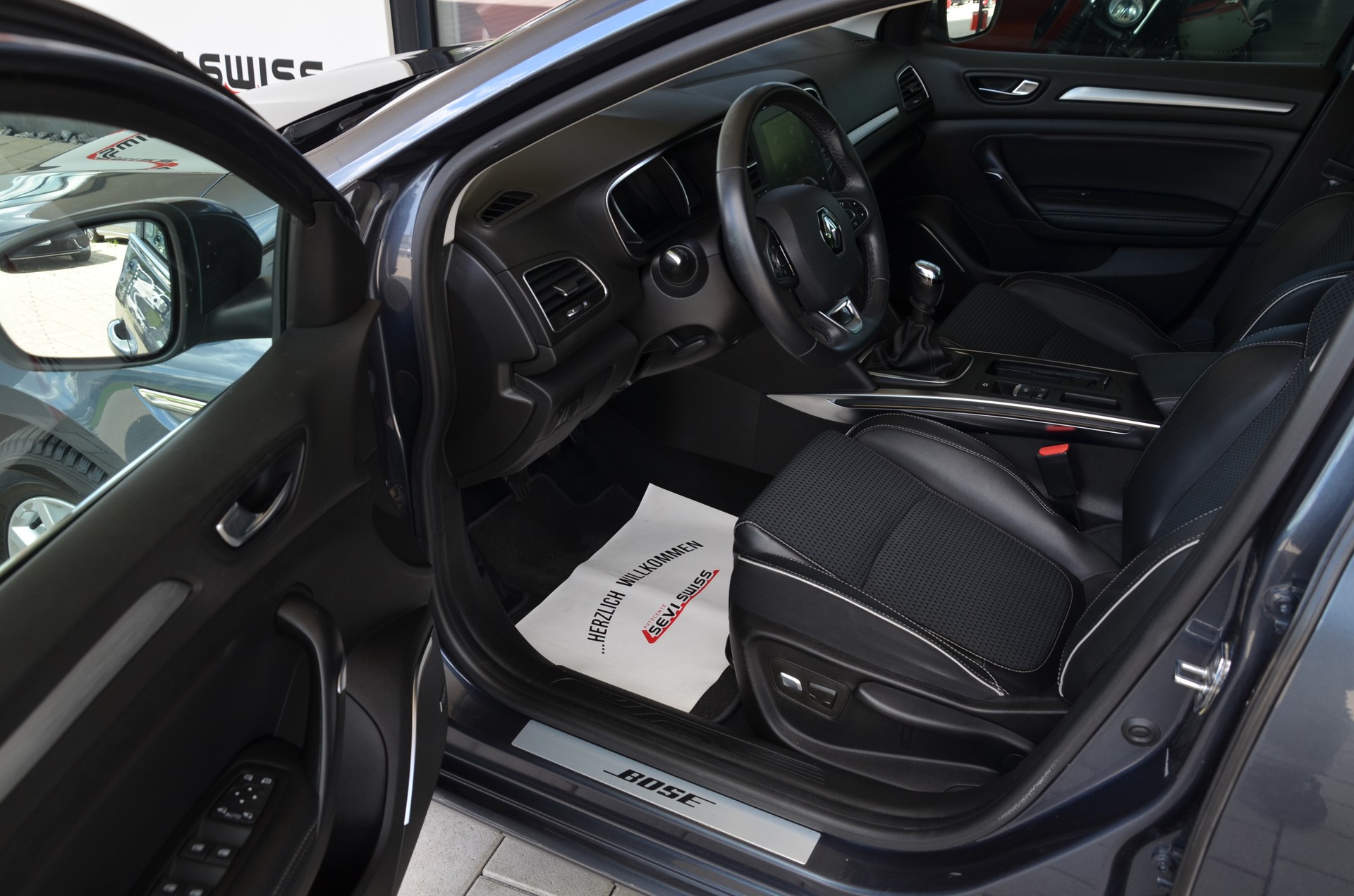 RENAULT Mégane 1.2 16V Turbo Bose*Frisch ab MFK,1 Jahr oder 20000km Garantie*-image-9