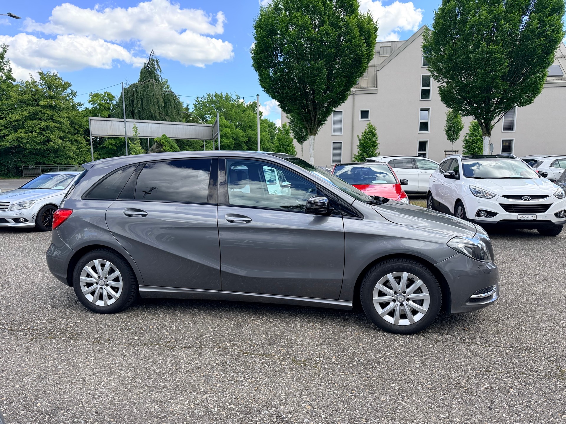 MERCEDES-BENZ B 200 Active Edition-image-9
